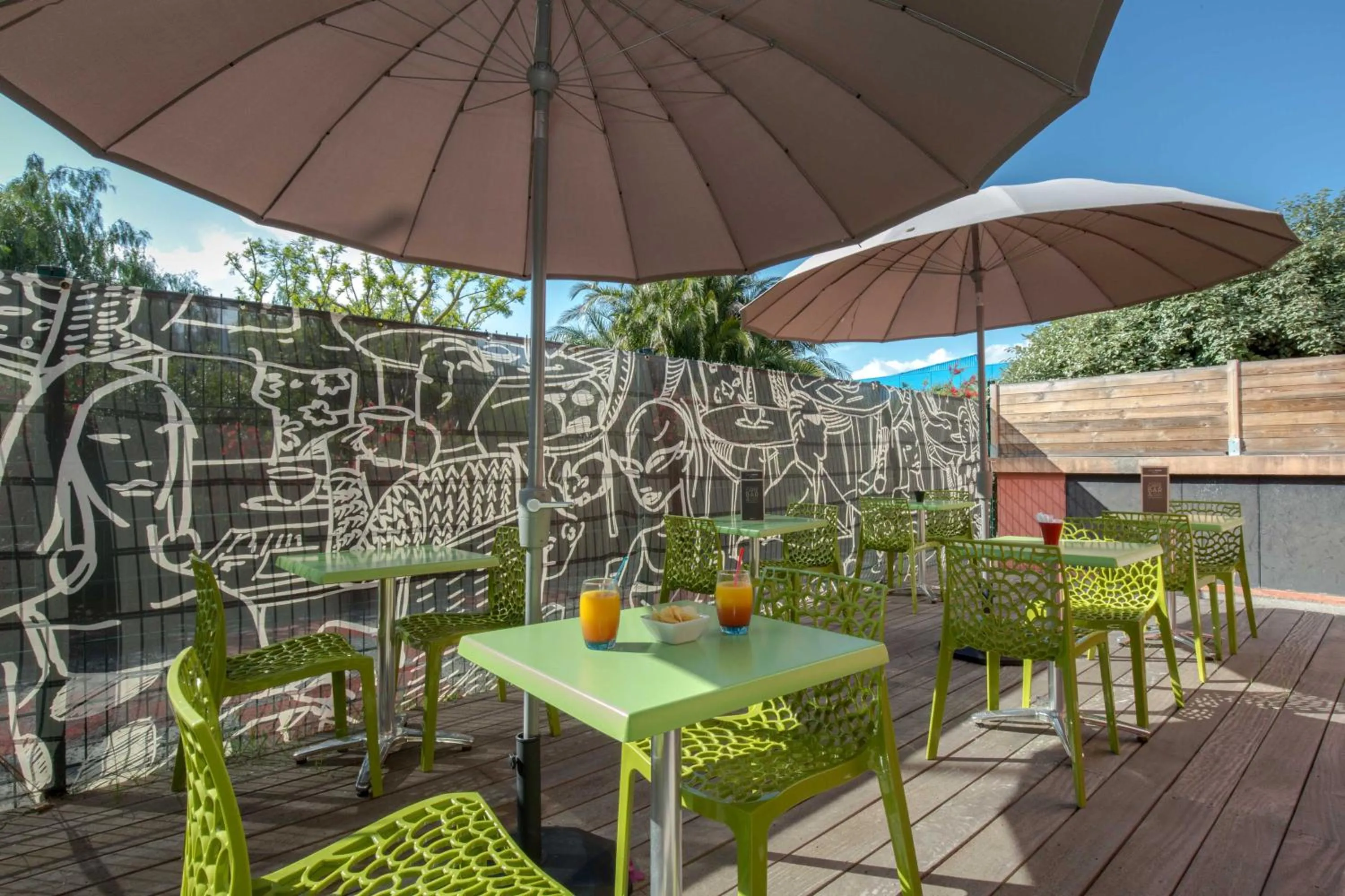 Patio in ibis Cannes Mandelieu