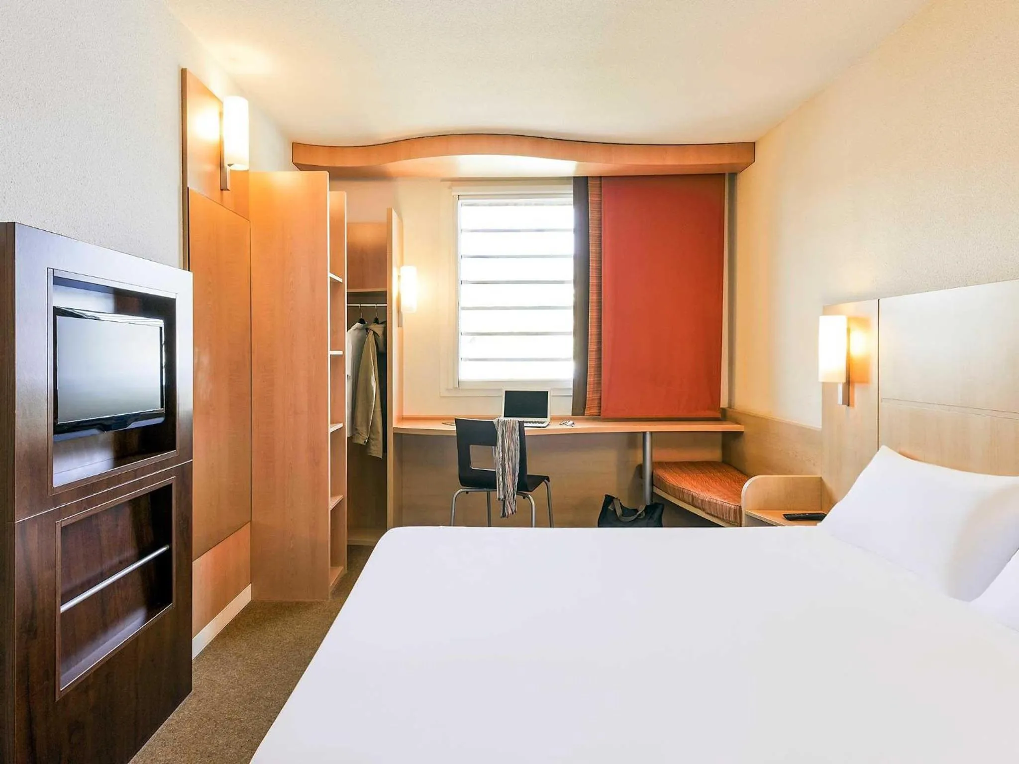 Bedroom, Bed in ibis Cannes Mandelieu