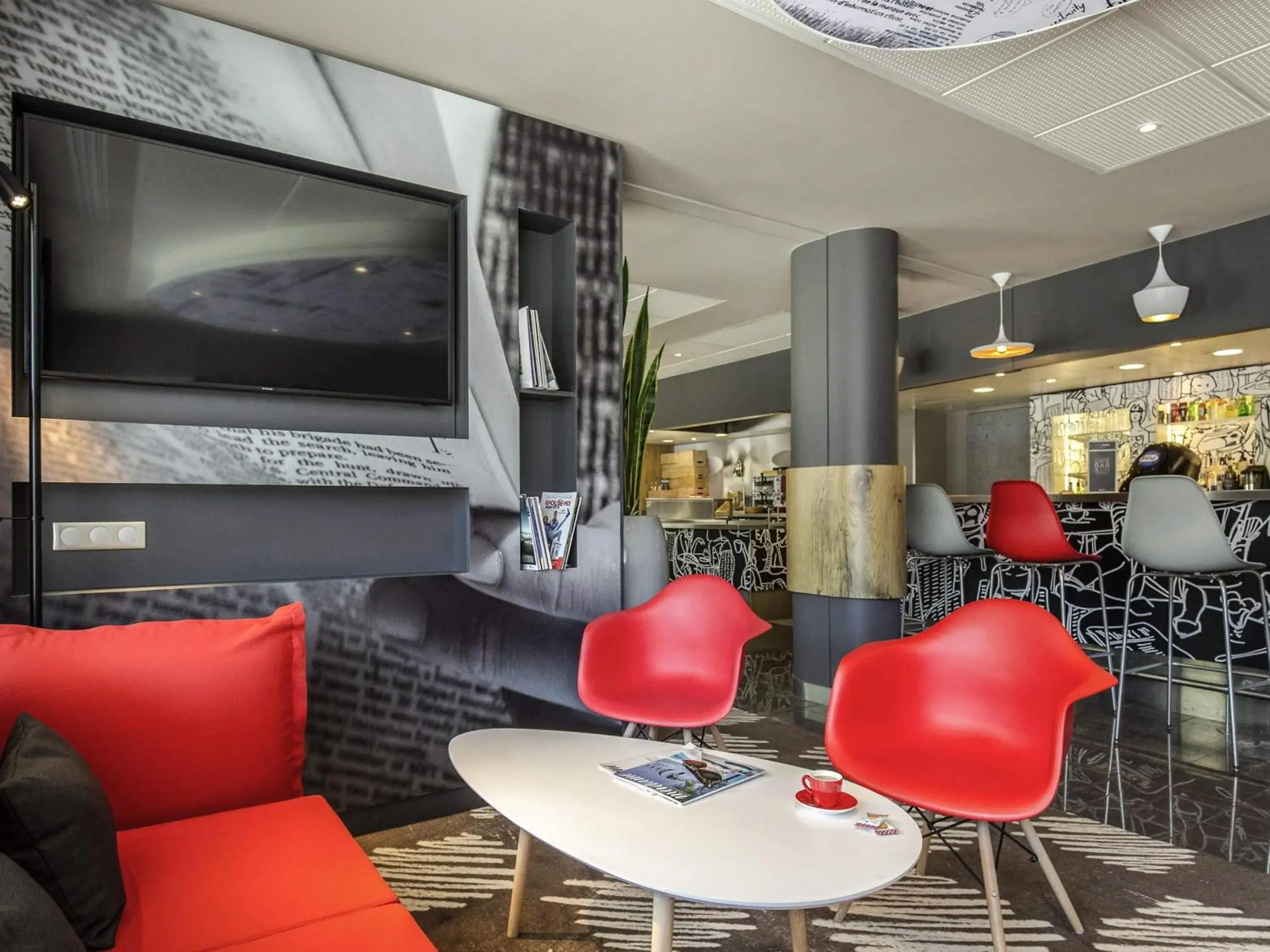 Lounge or bar in ibis Cannes Mandelieu Lounge or bar in ibis Cannes Mandelieu