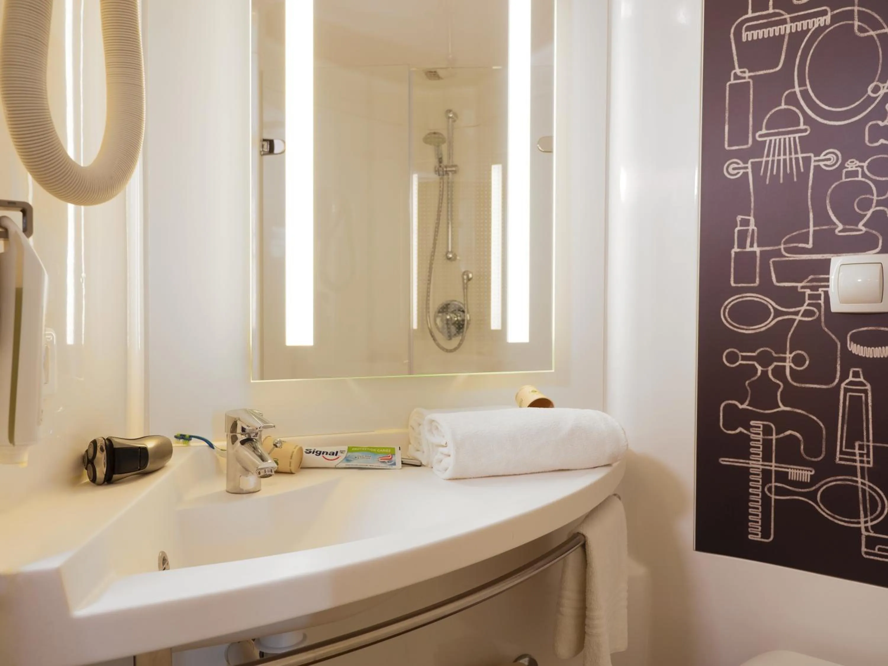 Bathroom in ibis Cannes Mandelieu