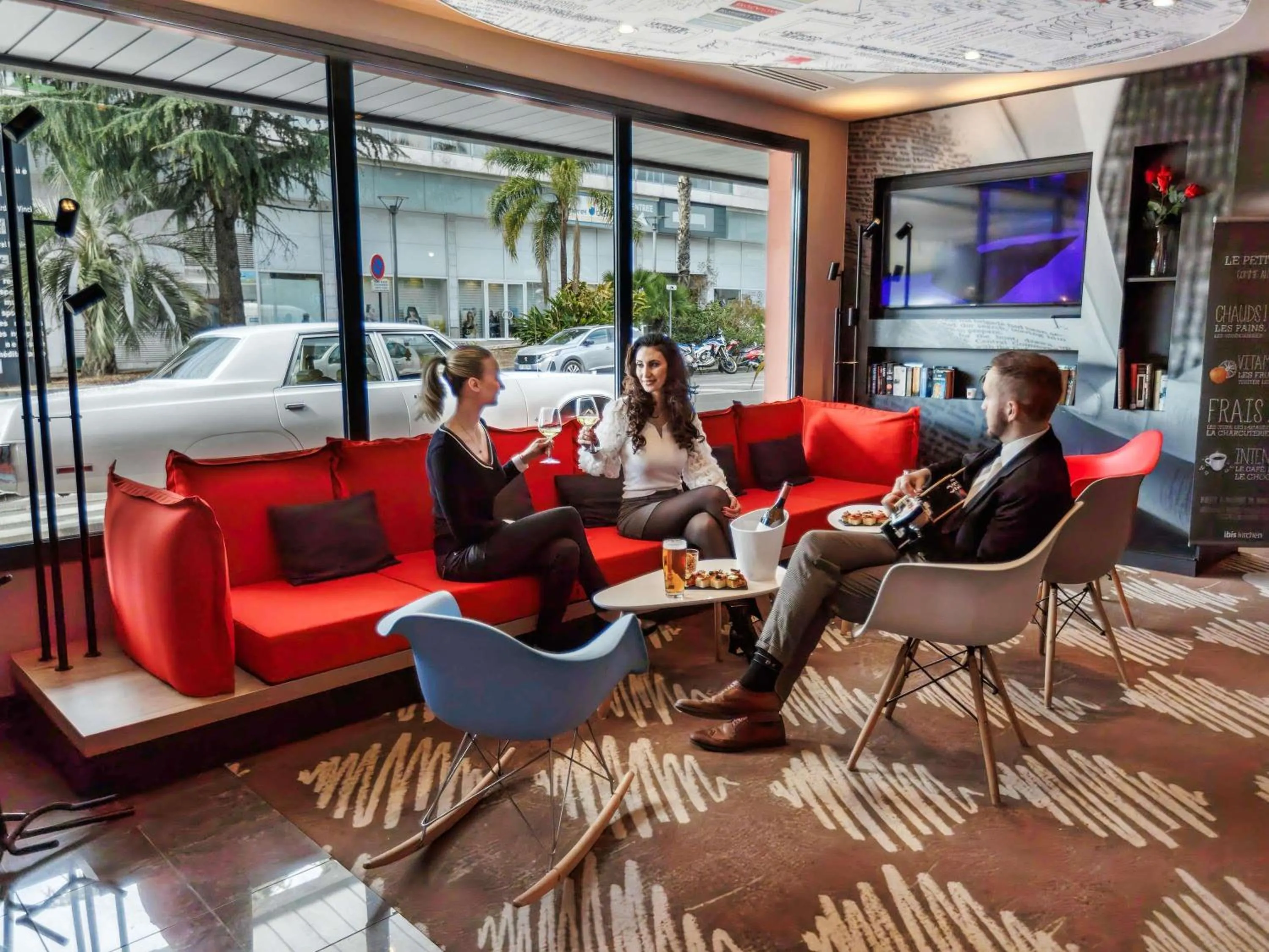 Lounge or bar in ibis Cannes Mandelieu