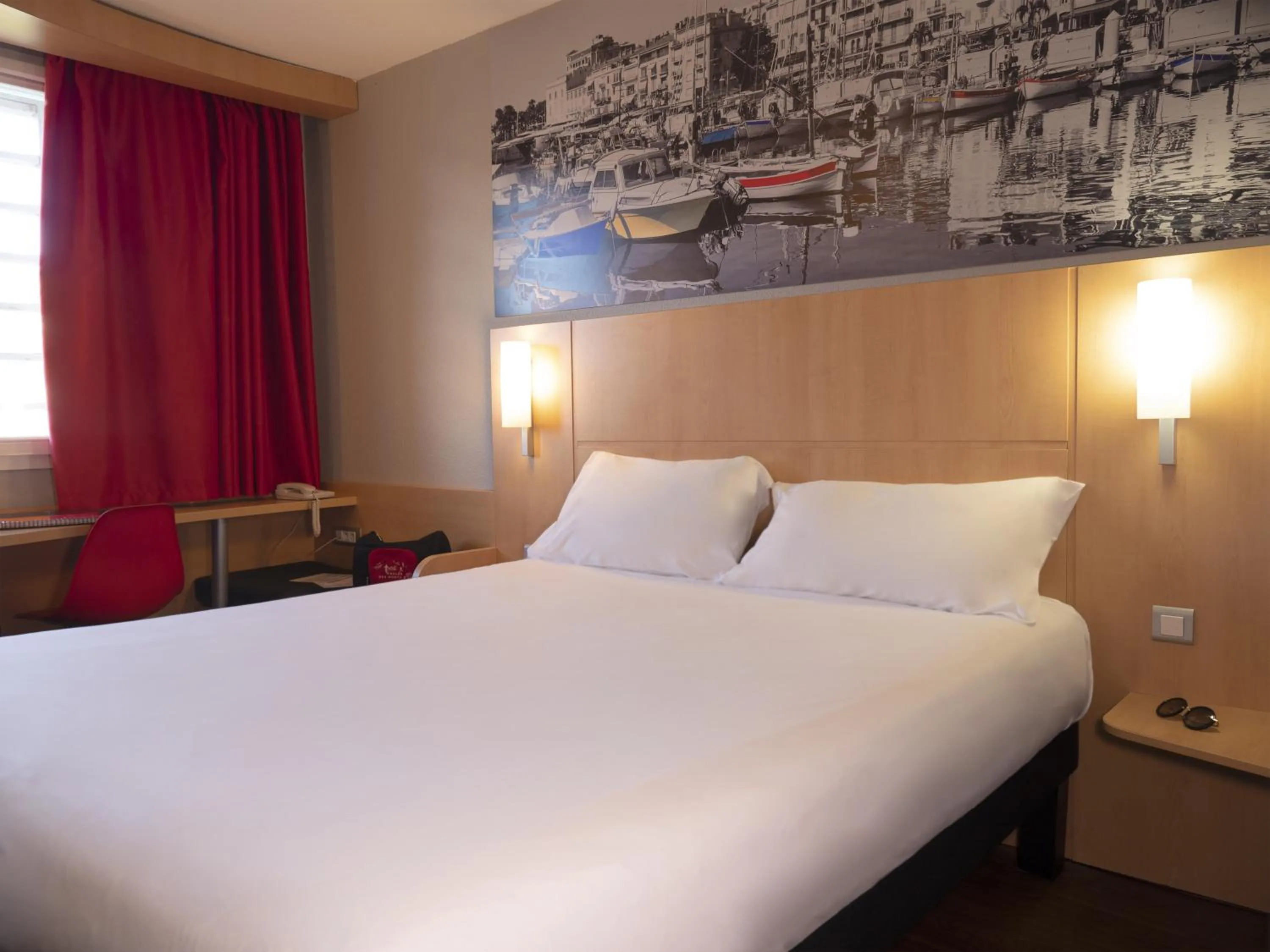 Bed in ibis Cannes Mandelieu