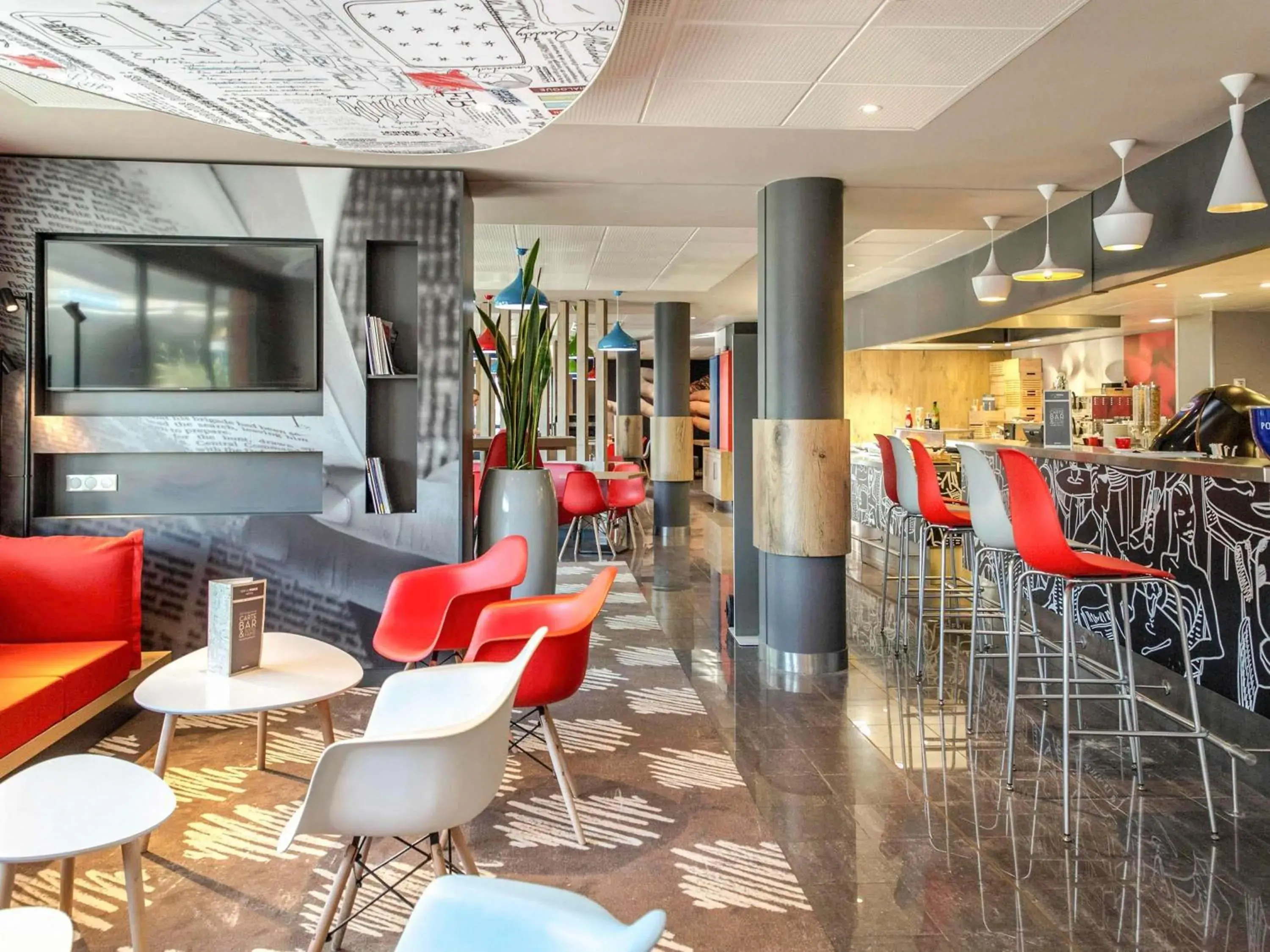 Lounge or bar in ibis Cannes Mandelieu Lounge or bar in ibis Cannes Mandelieu