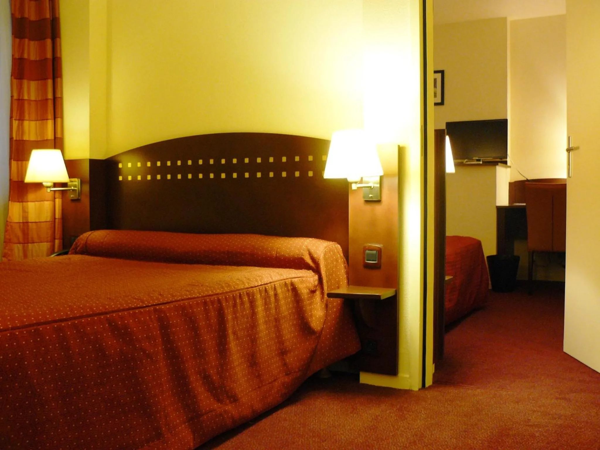 Photo of the whole room, Bed in Le Parc Des Fees Hôtel Retaurant & Spa