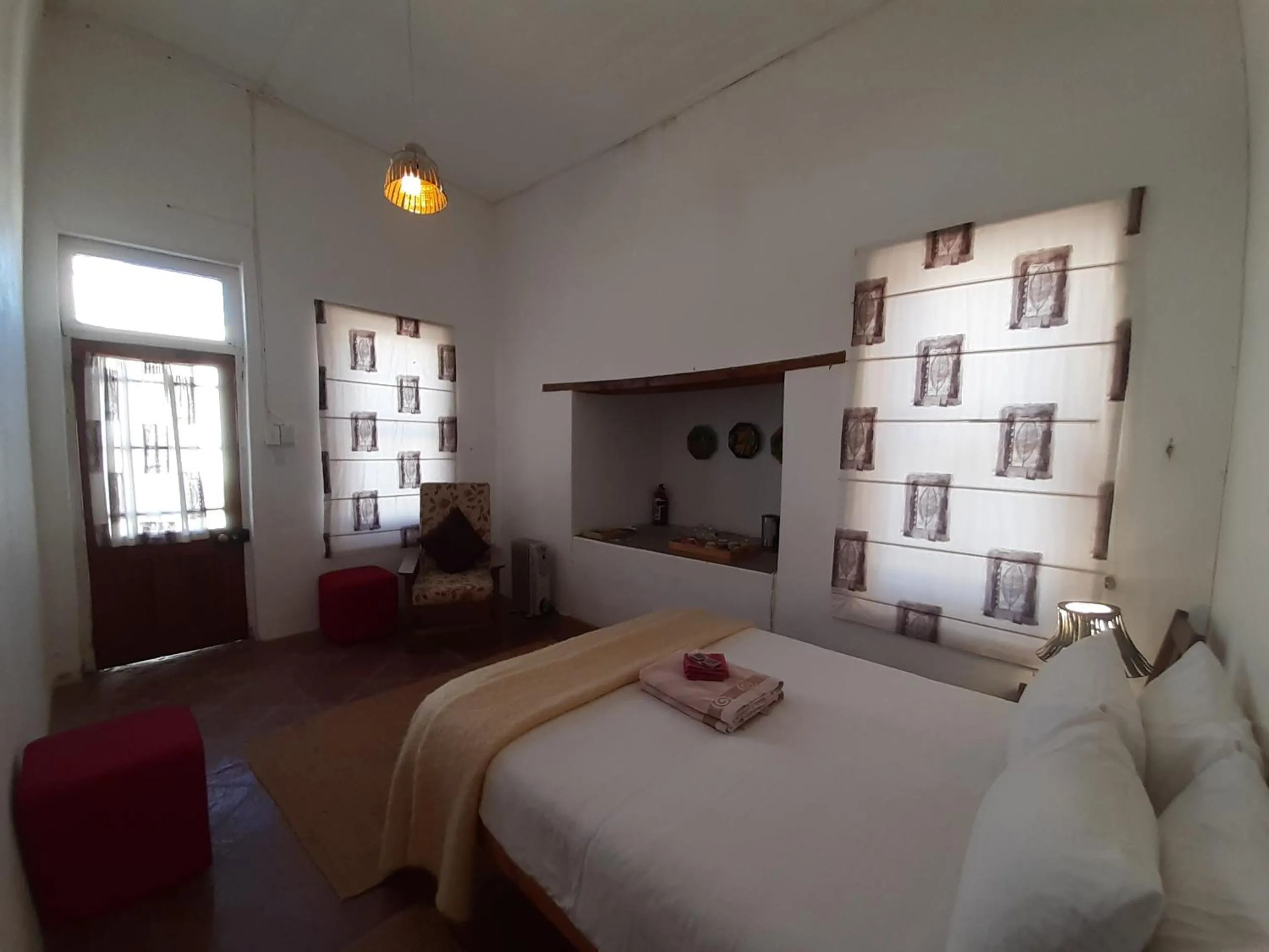 Photo of the whole room, Bed in Outsiders B&B