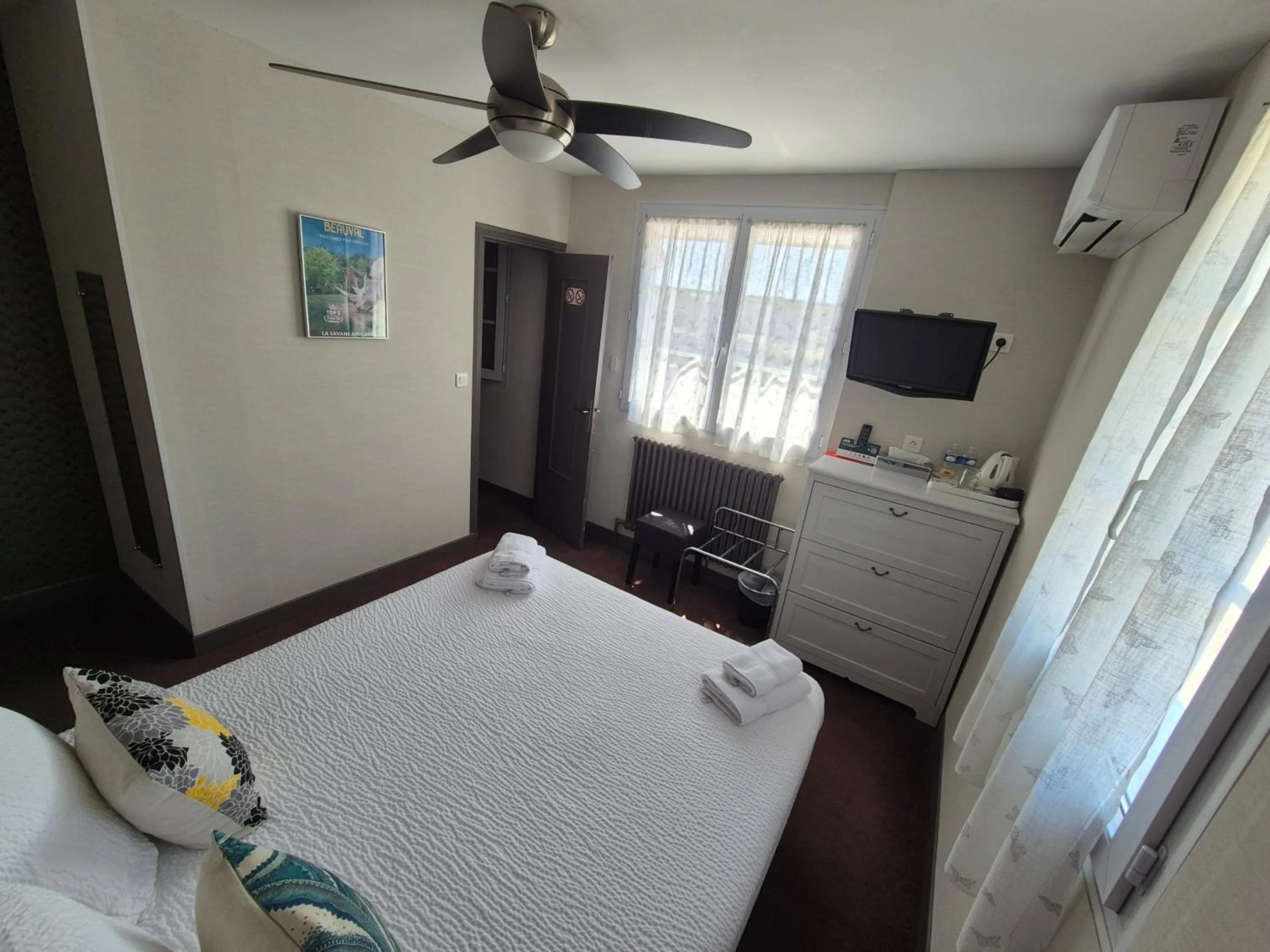 Bed in Logis Hôtel Restaurant Clair Cottage, Chisseaux - Chenonceaux