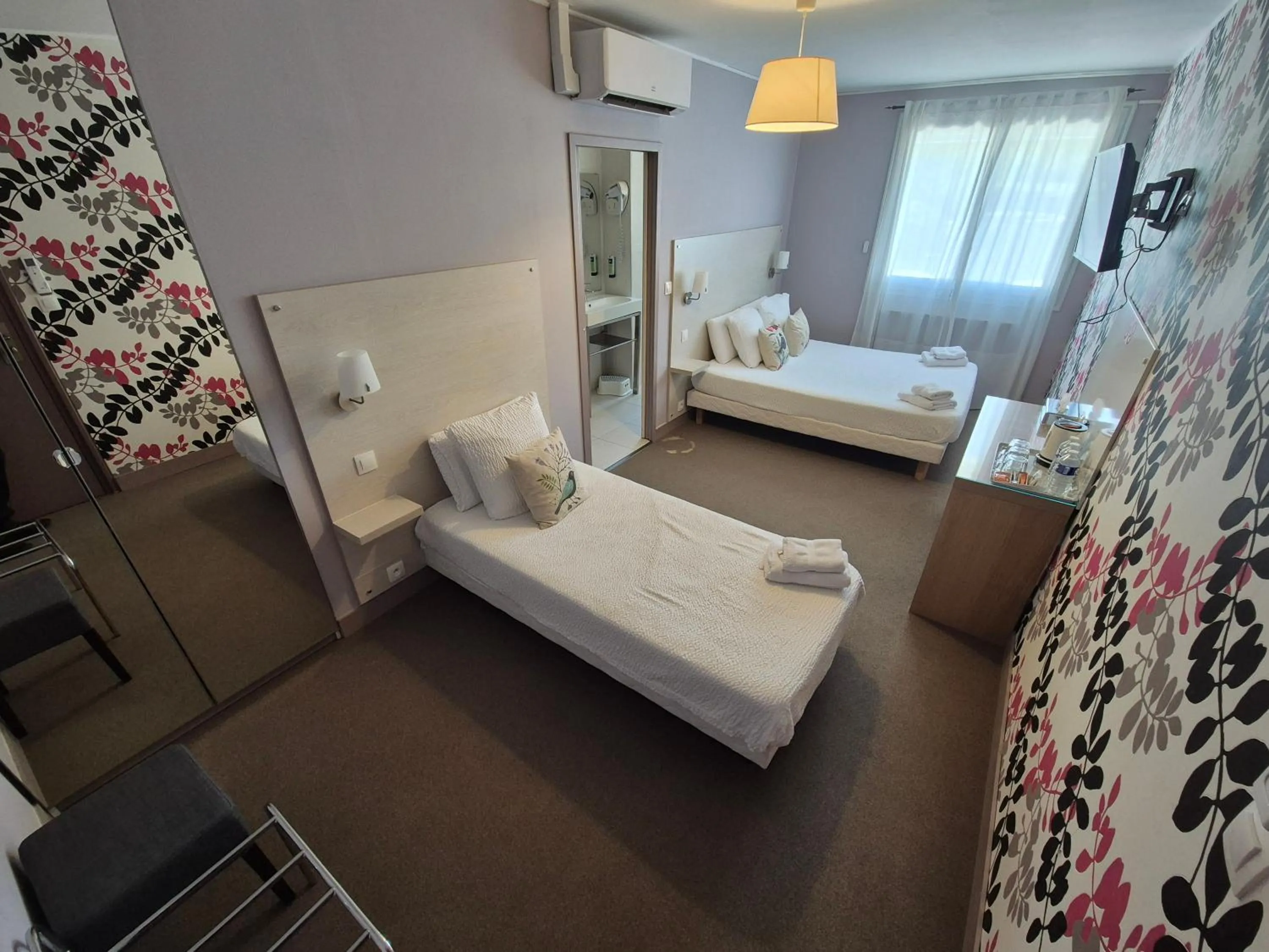 Bed in Logis Hôtel Restaurant Clair Cottage, Chisseaux - Chenonceaux