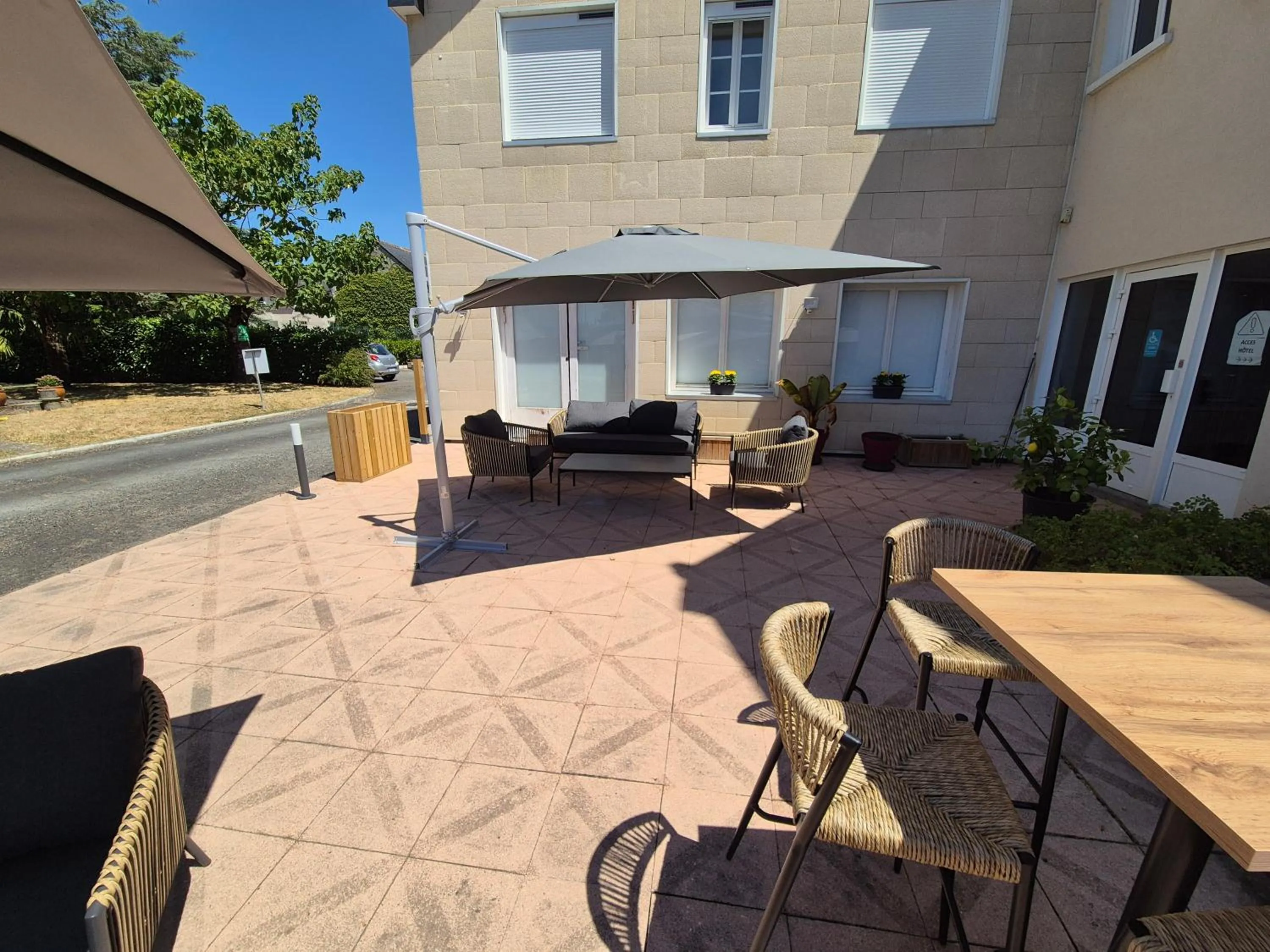 Balcony/Terrace in Logis Hôtel Restaurant Clair Cottage, Chisseaux - Chenonceaux