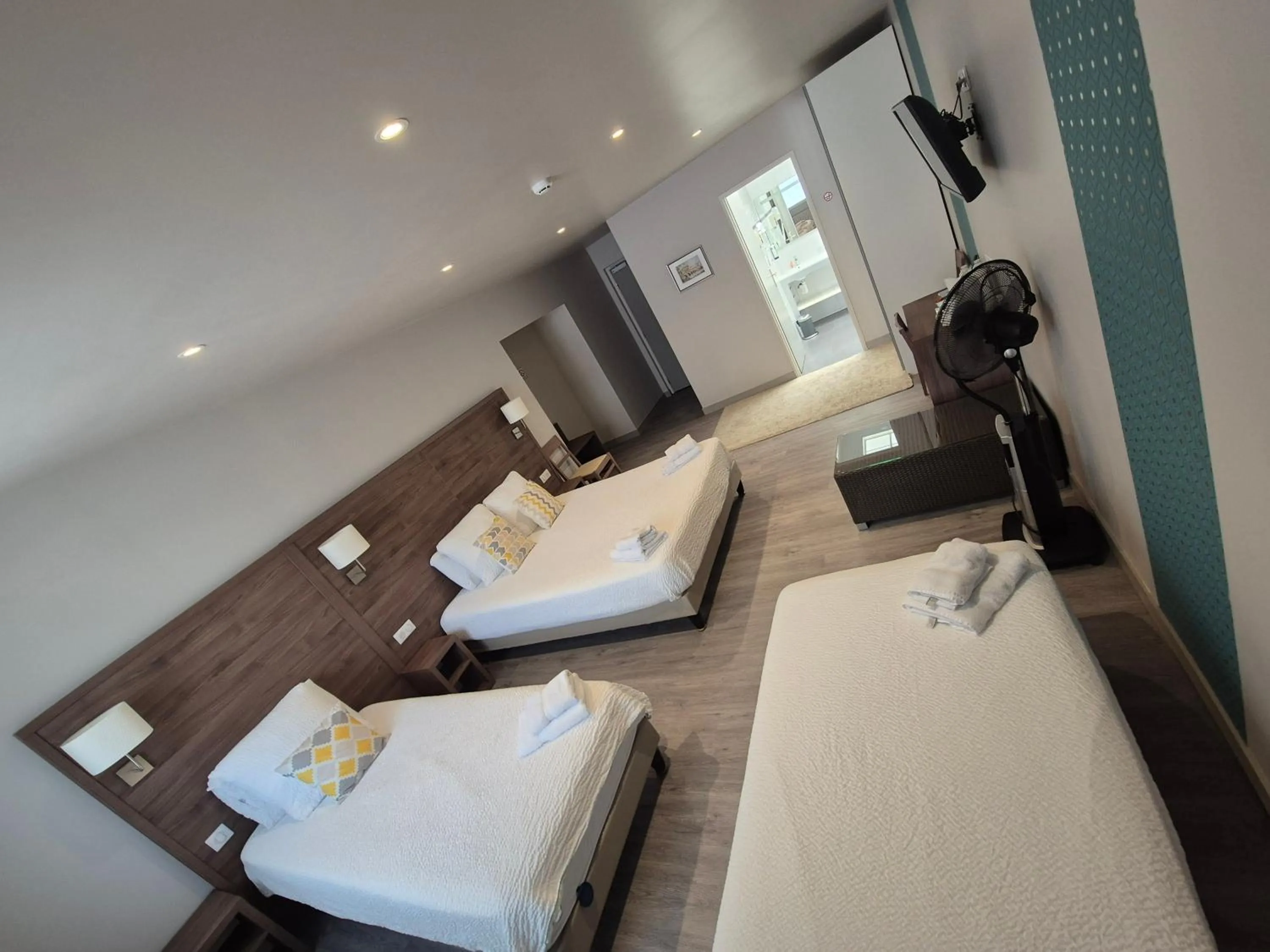 Bed in Logis Hôtel Restaurant Clair Cottage, Chisseaux - Chenonceaux