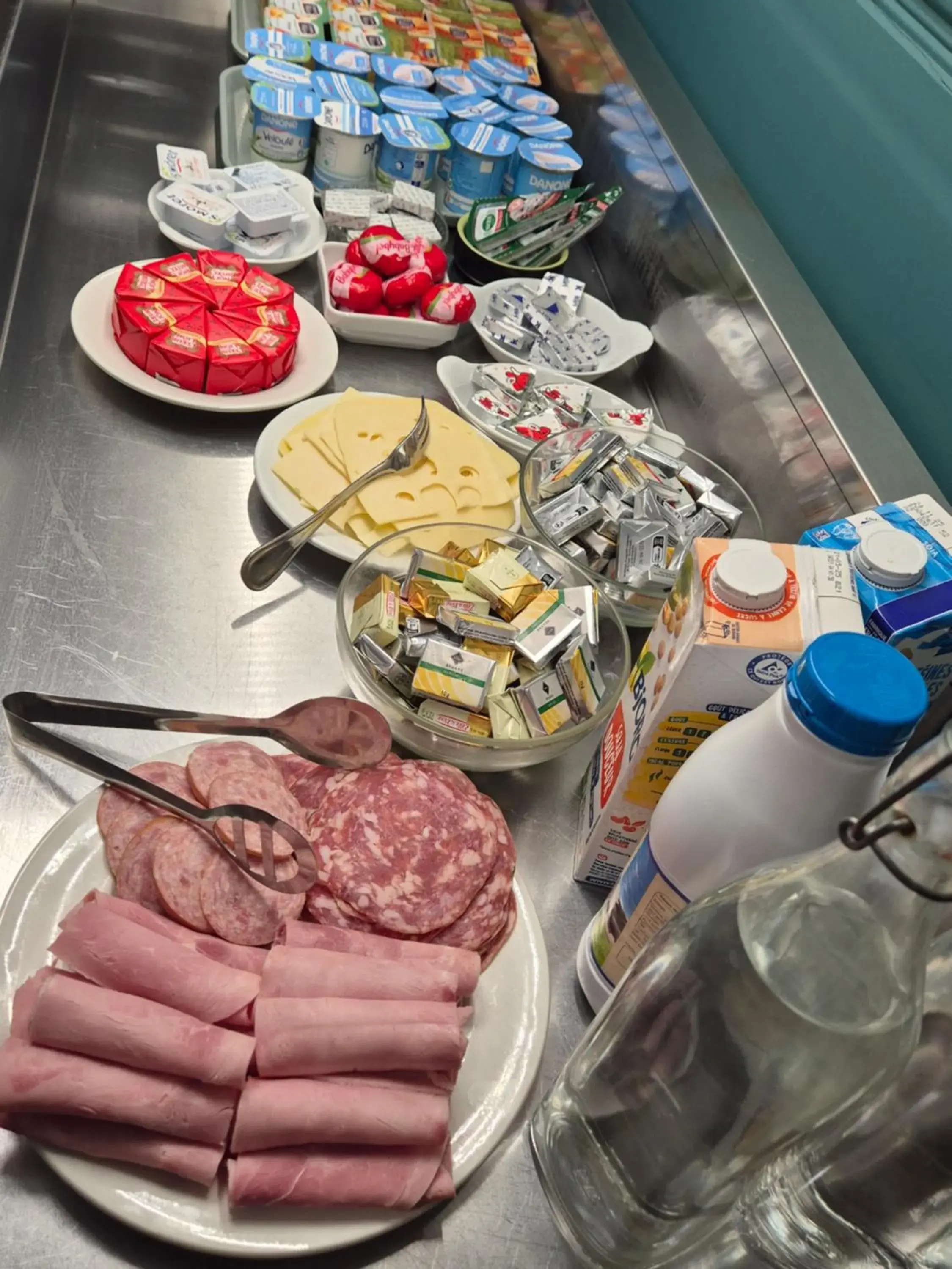 Continental breakfast in Logis Hôtel Restaurant Clair Cottage, Chisseaux - Chenonceaux Continental breakfast in Logis Hôtel Restaurant Clair Cottage, Chisseaux - Chenonceaux