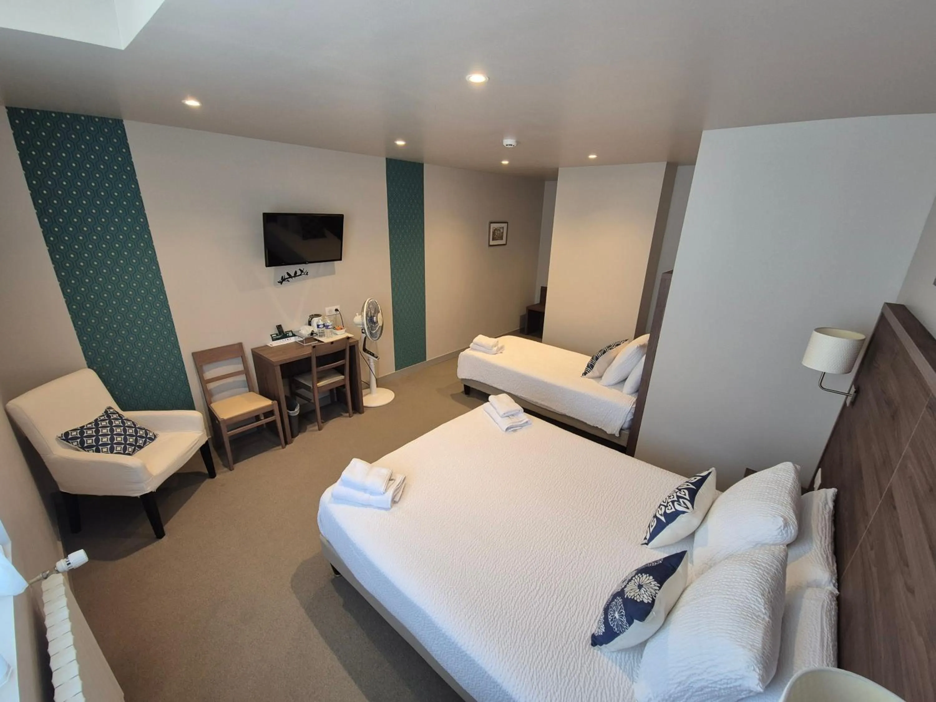 Bed in Logis Hôtel Restaurant Clair Cottage, Chisseaux - Chenonceaux