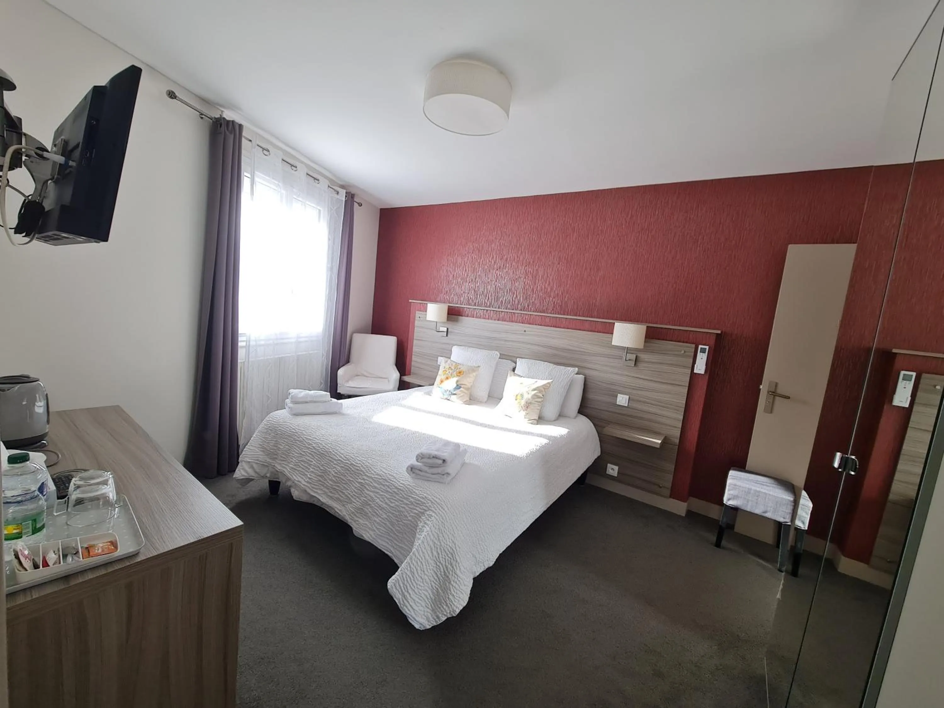 Bed in Logis Hôtel Restaurant Clair Cottage, Chisseaux - Chenonceaux