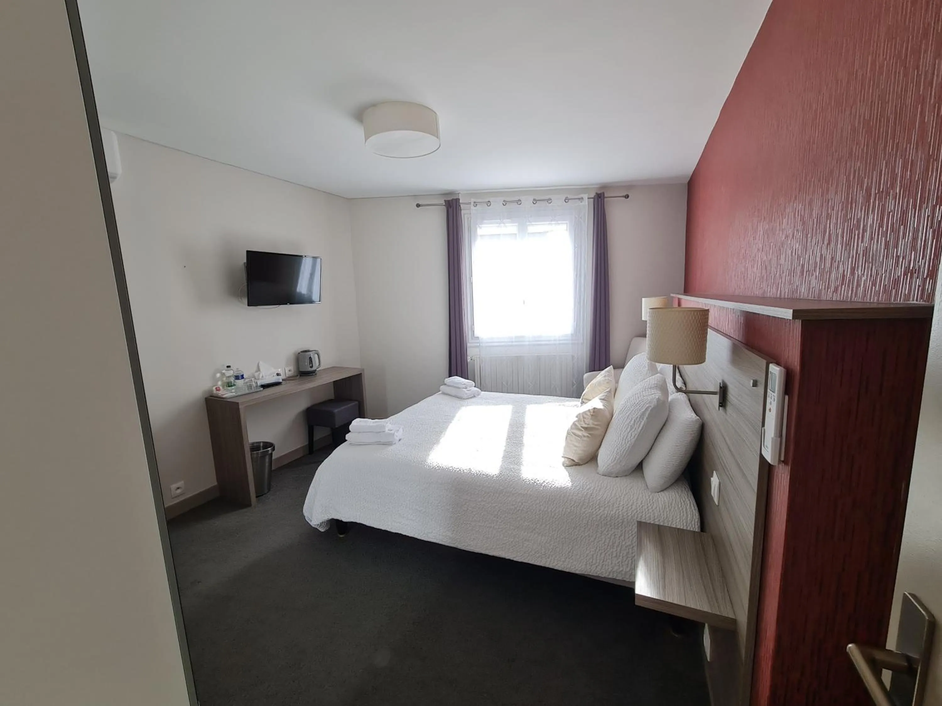 Bed in Logis Hôtel Restaurant Clair Cottage, Chisseaux - Chenonceaux