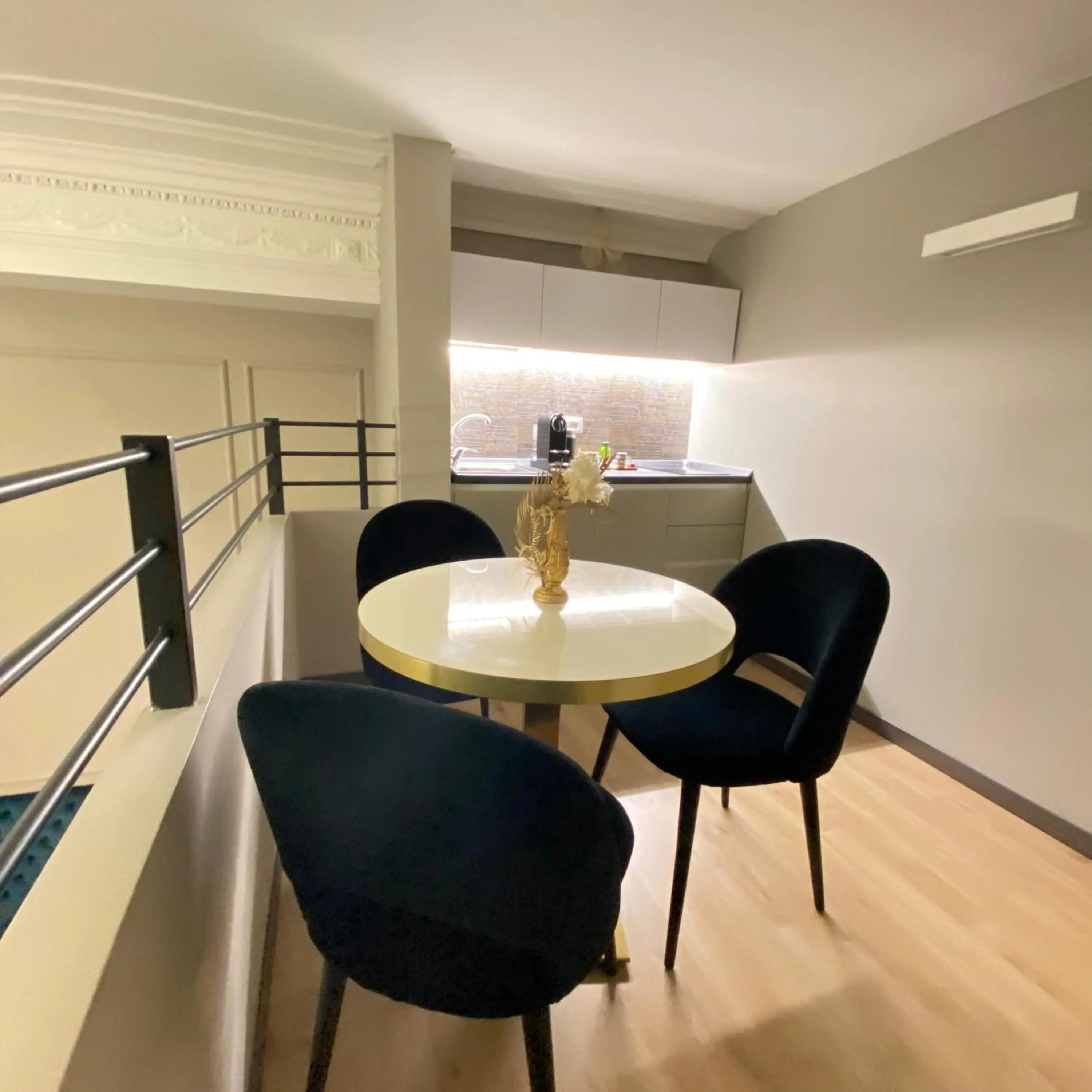 Dining area in INTOMILAN Galleria Duomo I Boutique & Design Aparthotel