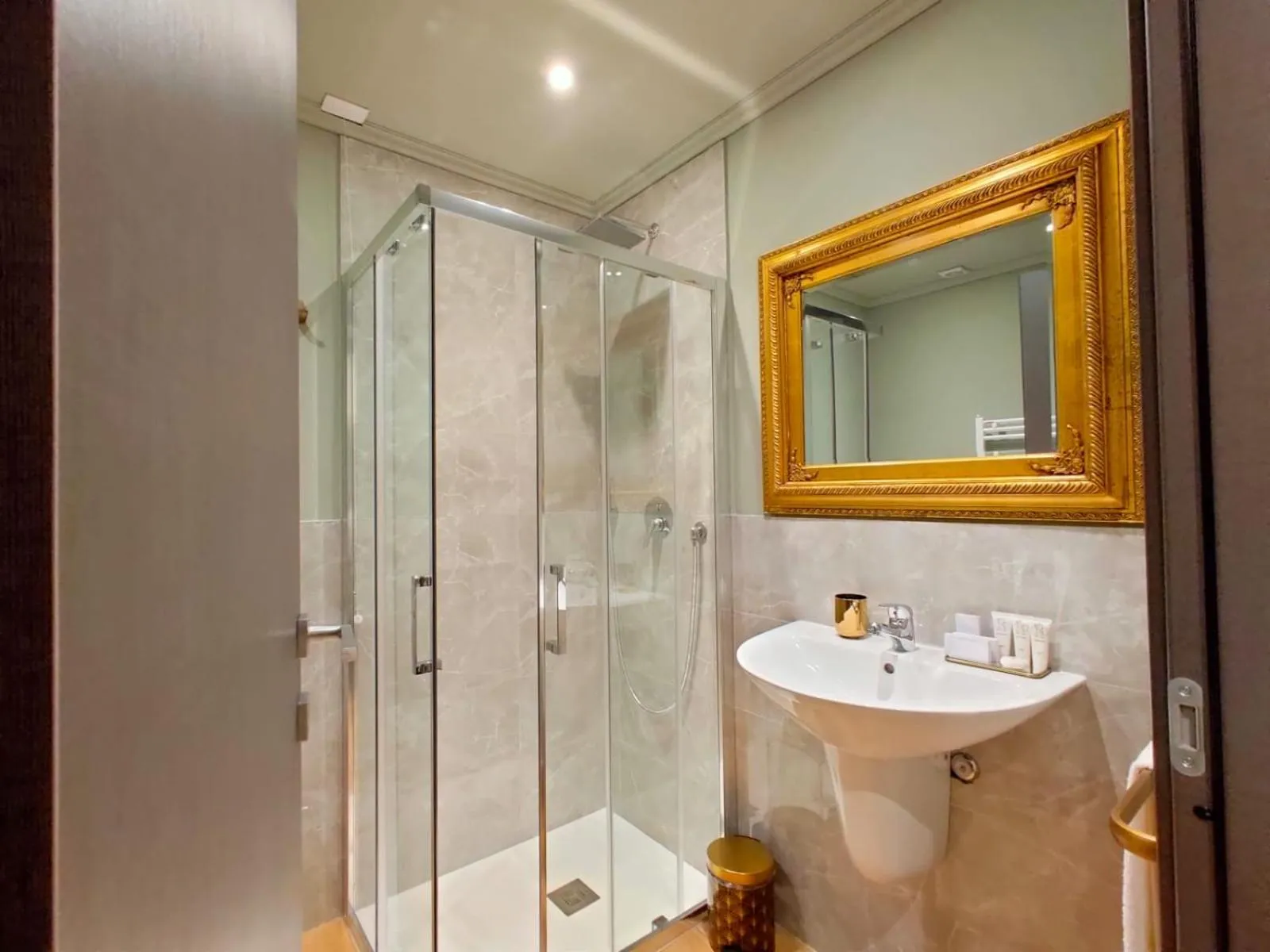 Shower in INTOMILAN Galleria Duomo I Boutique & Design Aparthotel