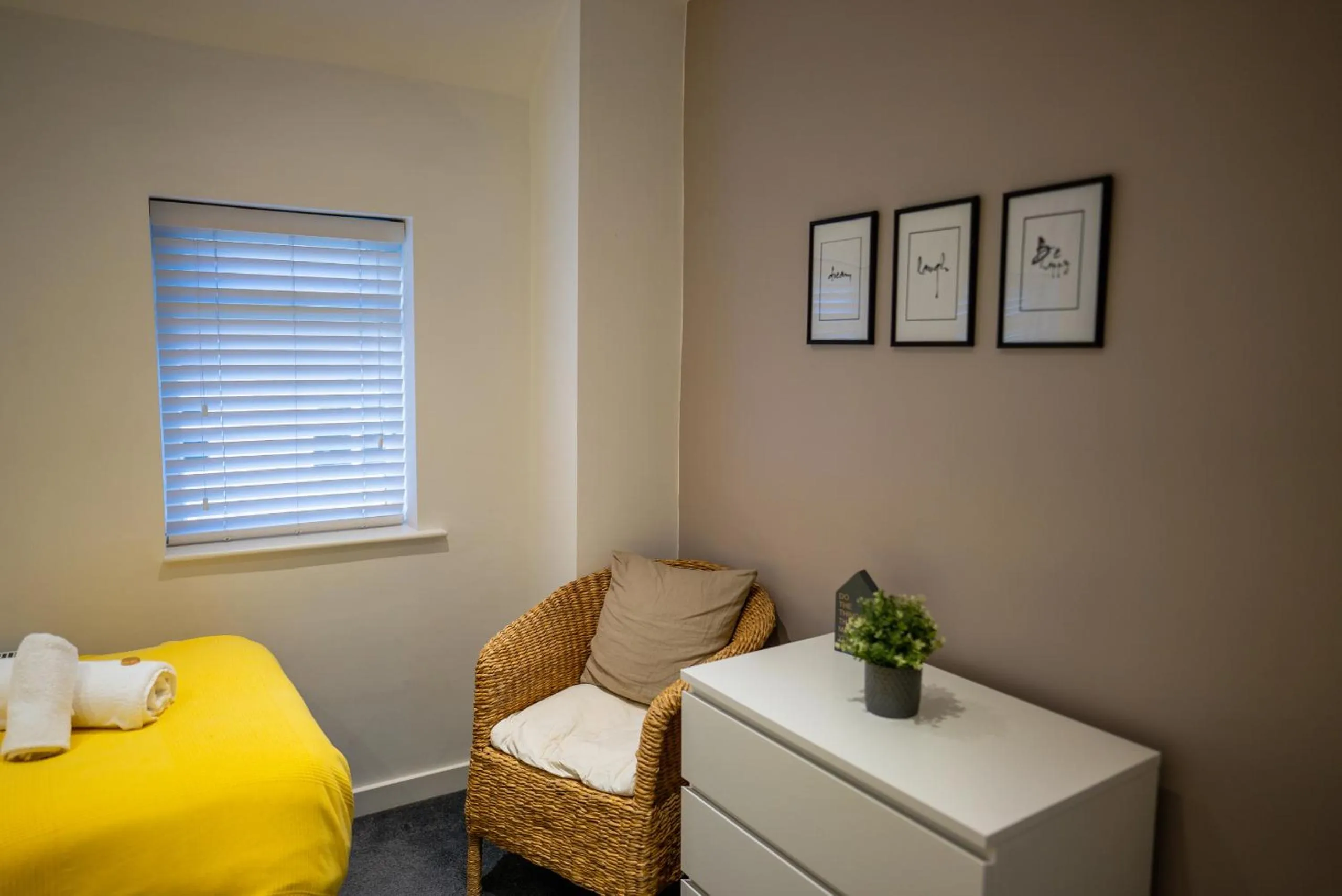 Bedroom, Bed in Town Street Apartment