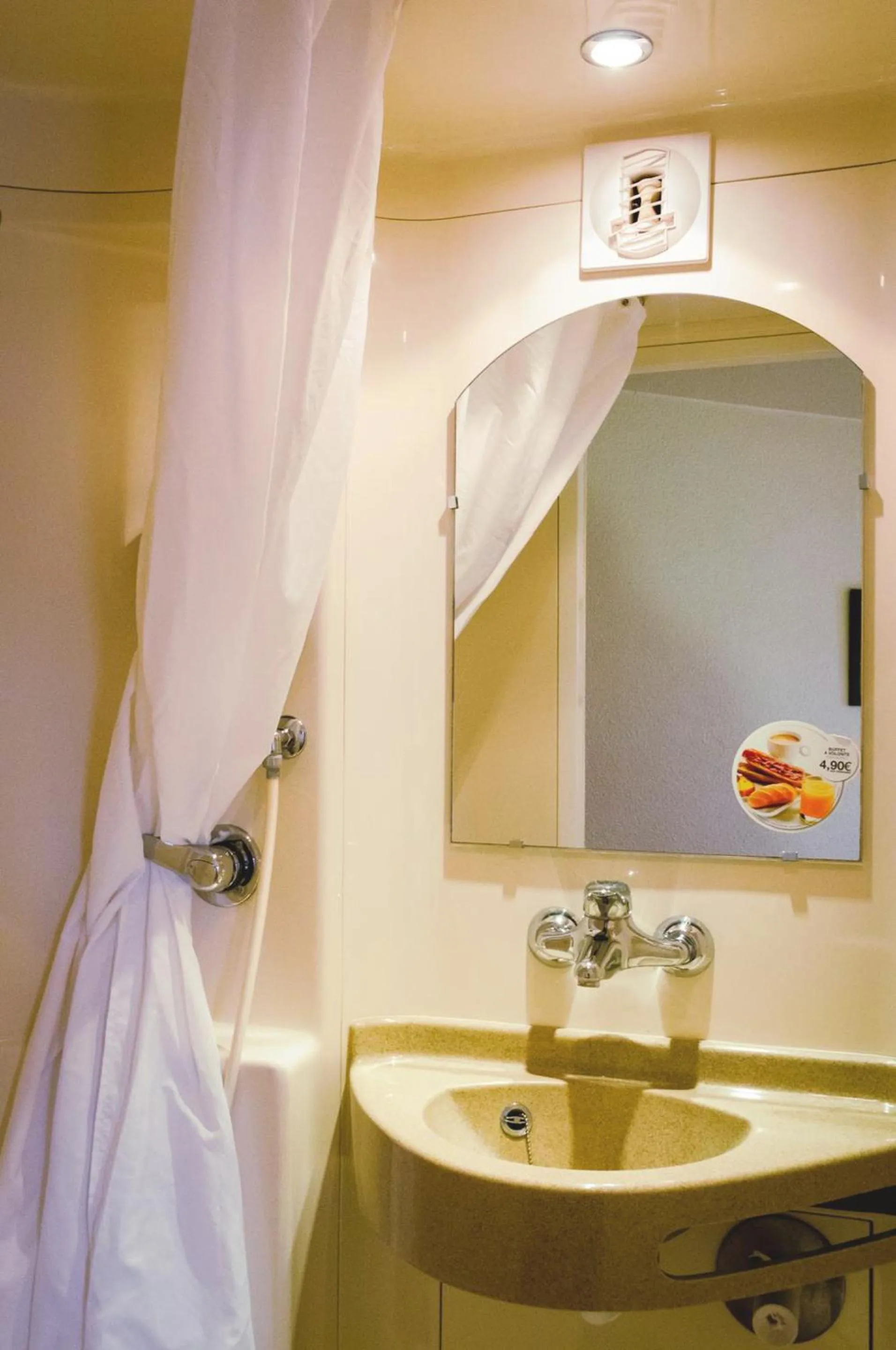 Bathroom in Première Classe Annemasse Ville La Grand