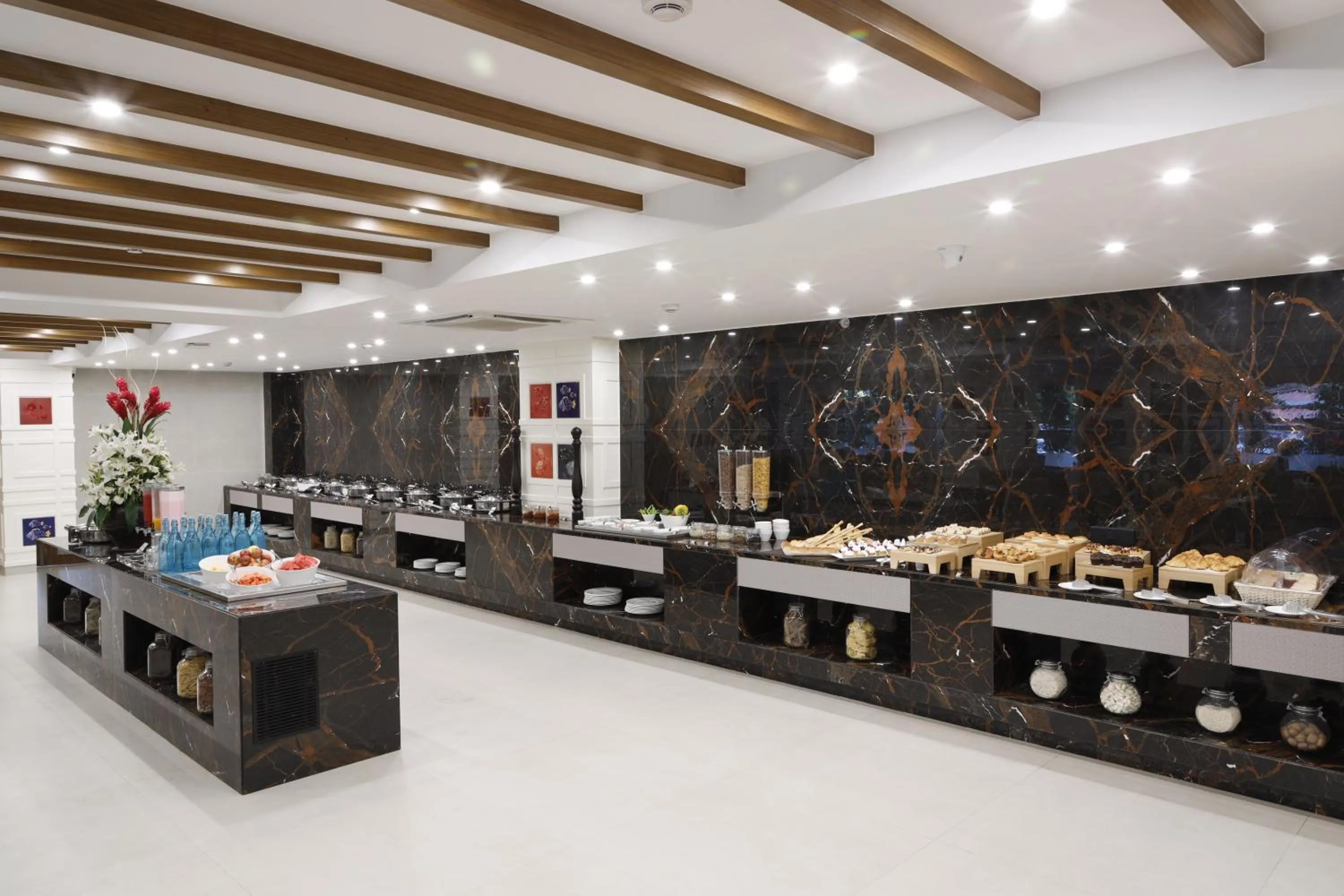 Restaurant/places to eat in Sobit Sarovar Portico