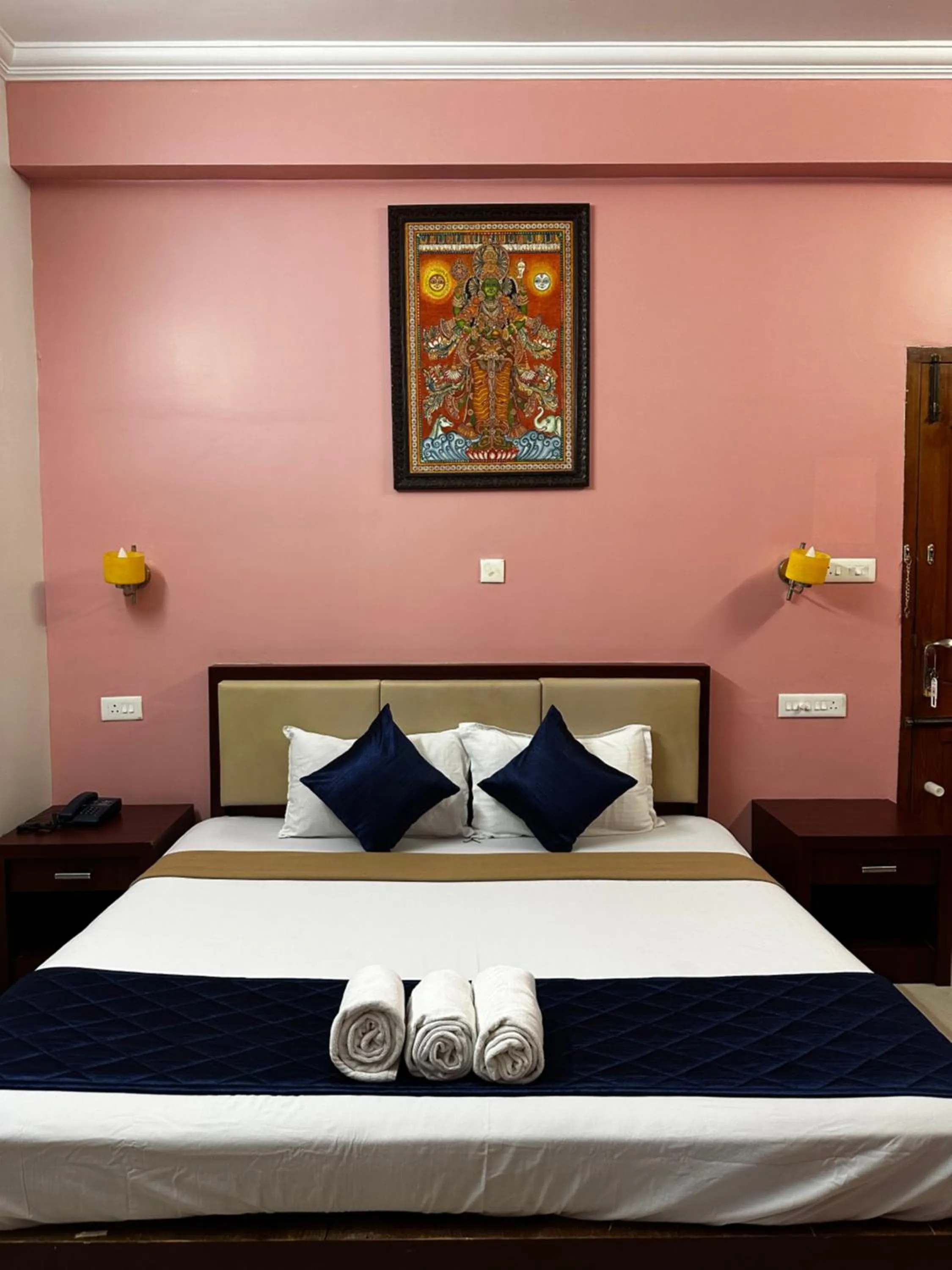 Bed in Hotel Opalo Kailas