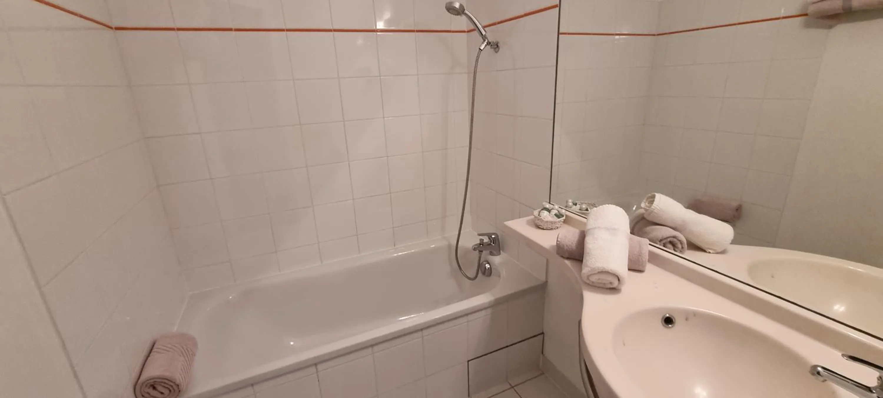 Bathroom in Hôtel Le Pradet