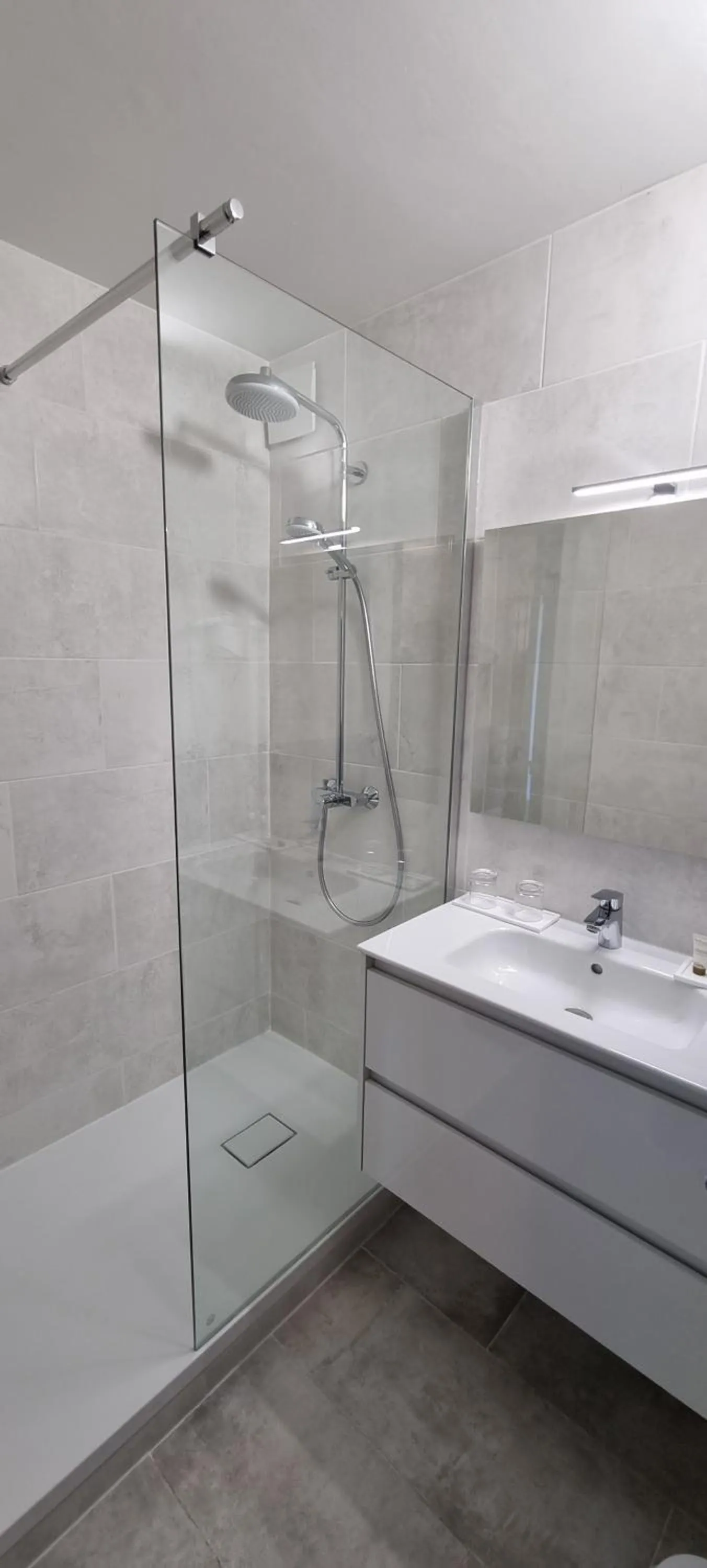 Shower in Hôtel Le Pradet