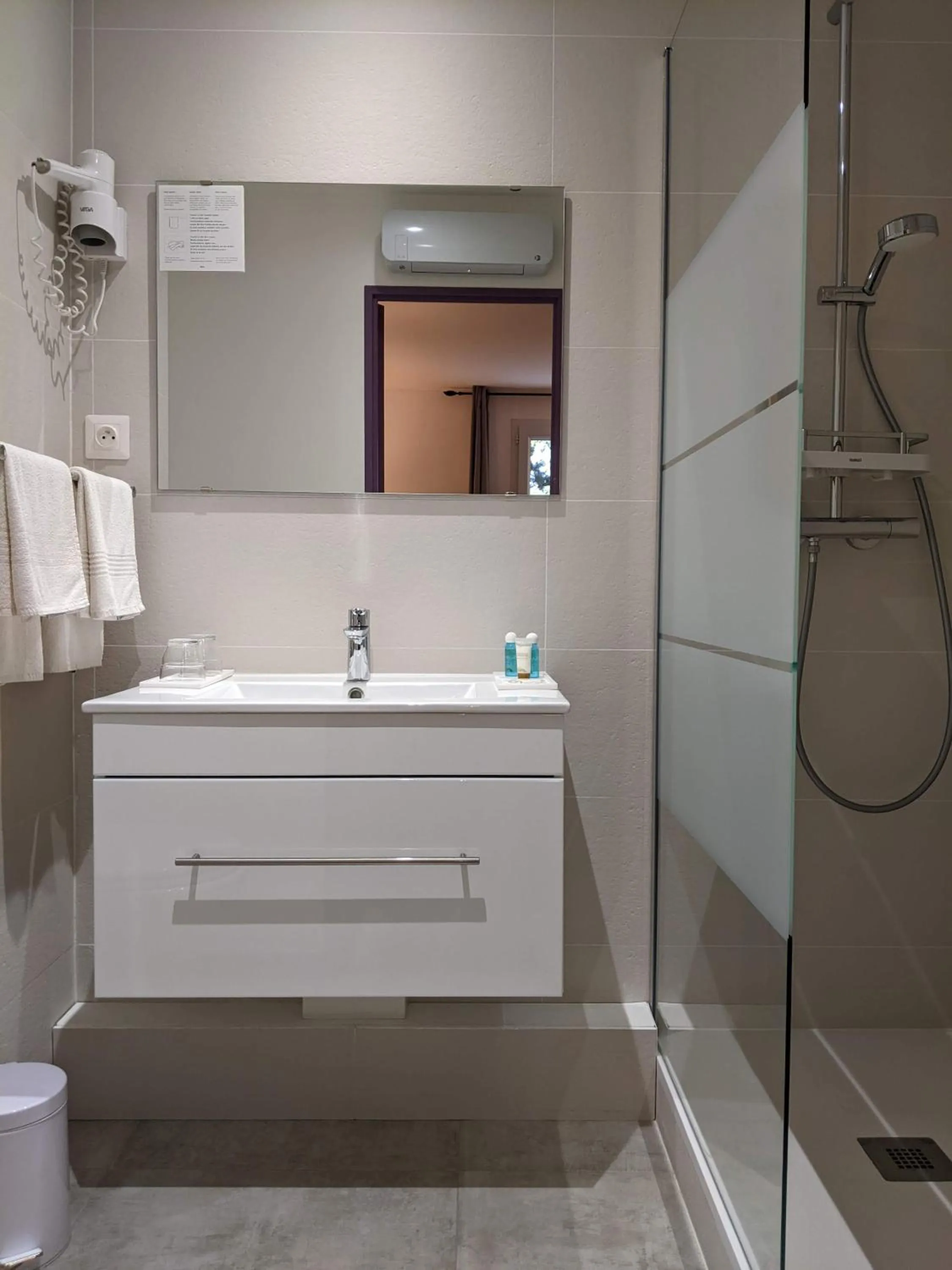 Shower in Hôtel Le Pradet