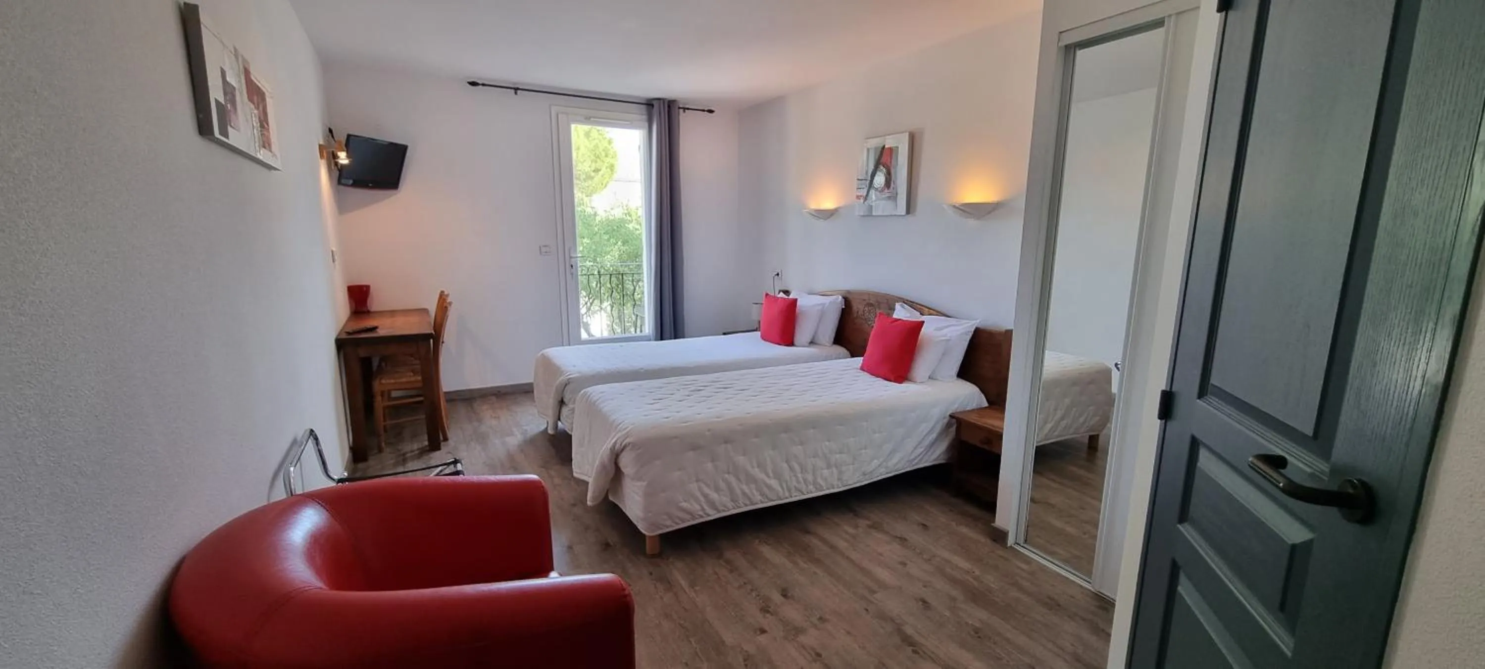 Photo of the whole room, Bed in Hôtel Le Pradet