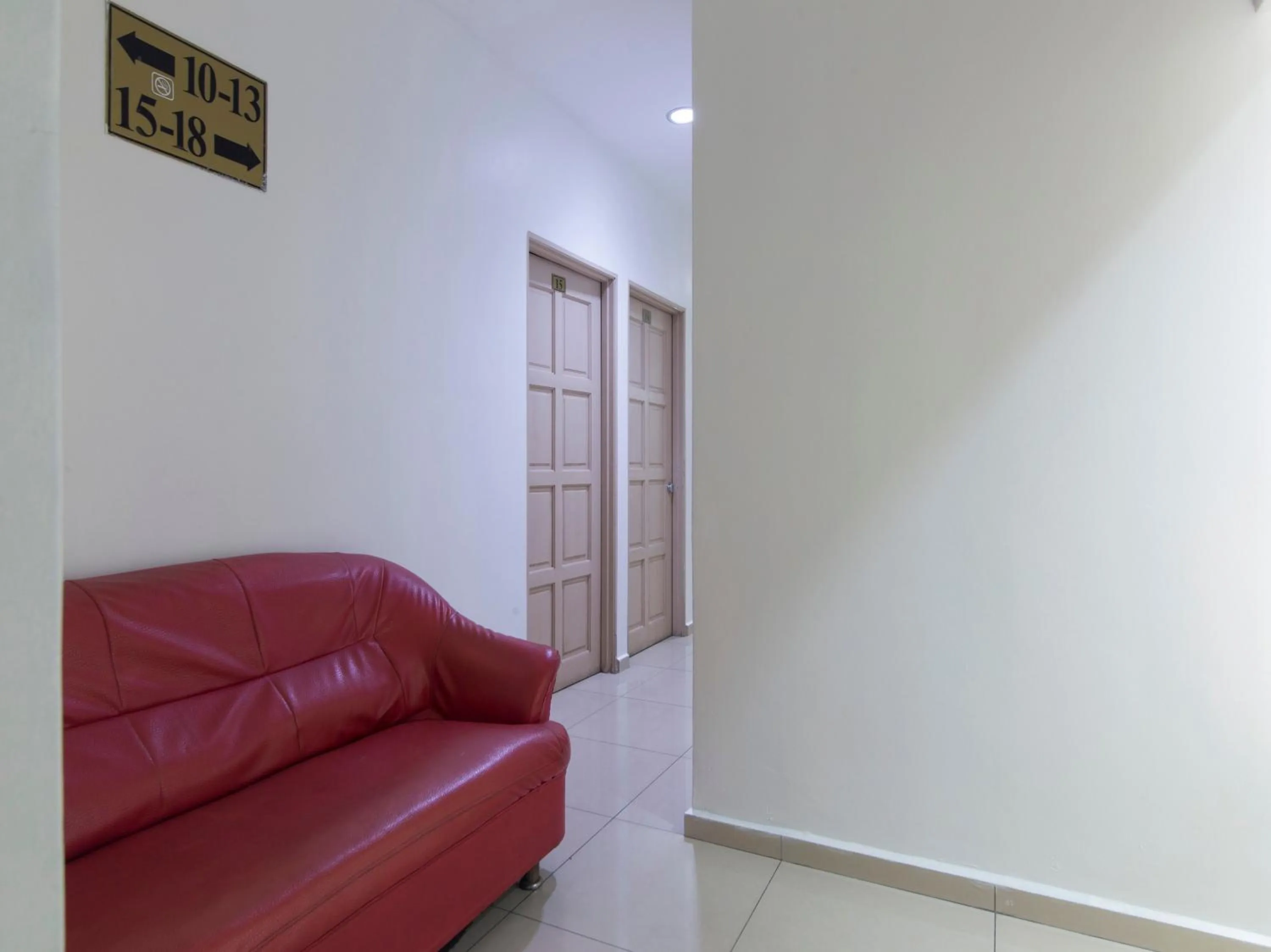 Lobby or reception in OYO 44072 Mines Cempaka Hotel