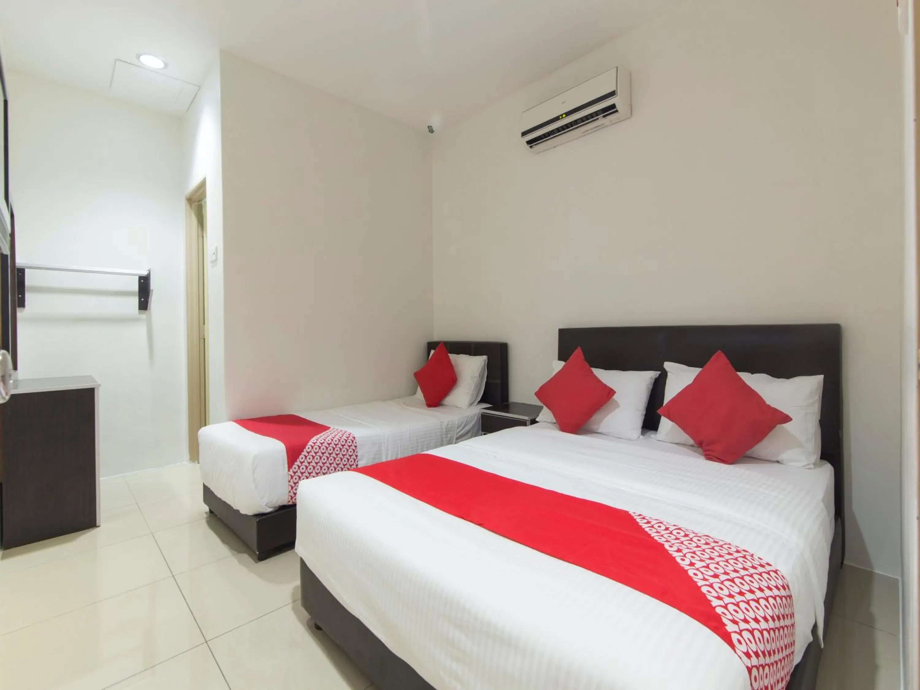 Bedroom, Bed in OYO 44072 Mines Cempaka Hotel
