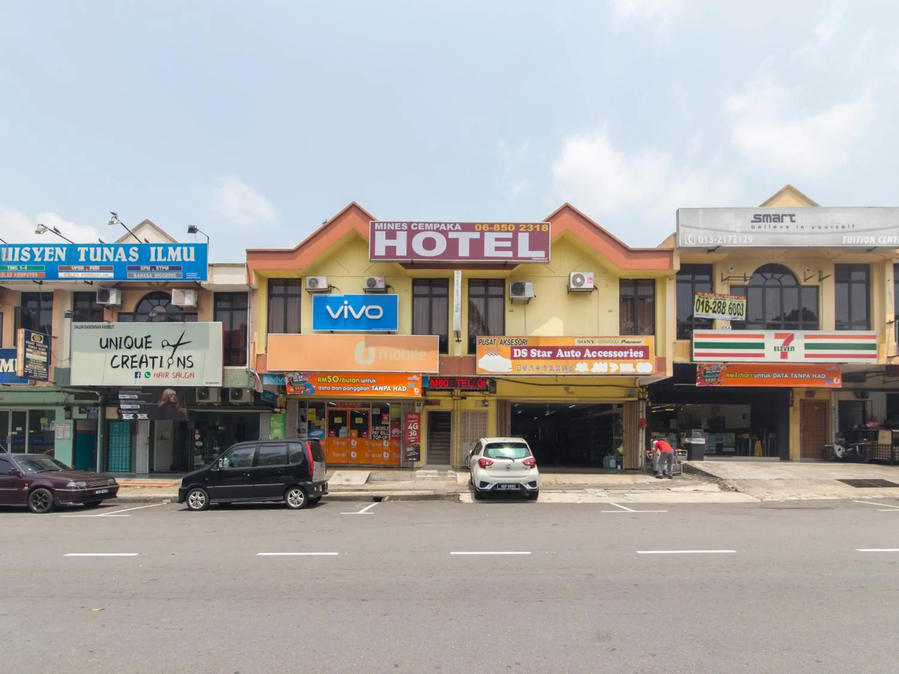 Facade/entrance, Property Building in OYO 44072 Mines Cempaka Hotel