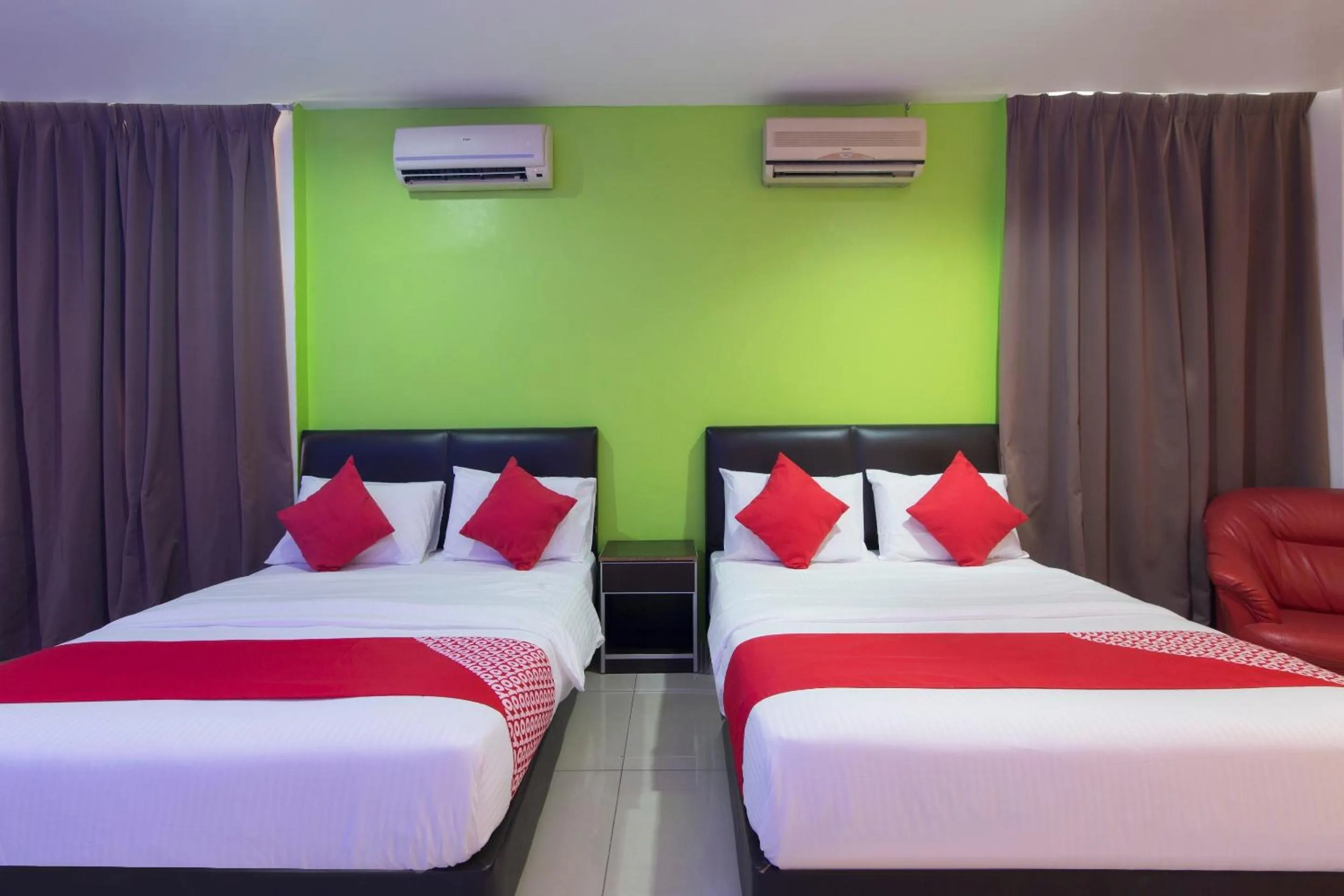 Bedroom in OYO 44072 Mines Cempaka Hotel