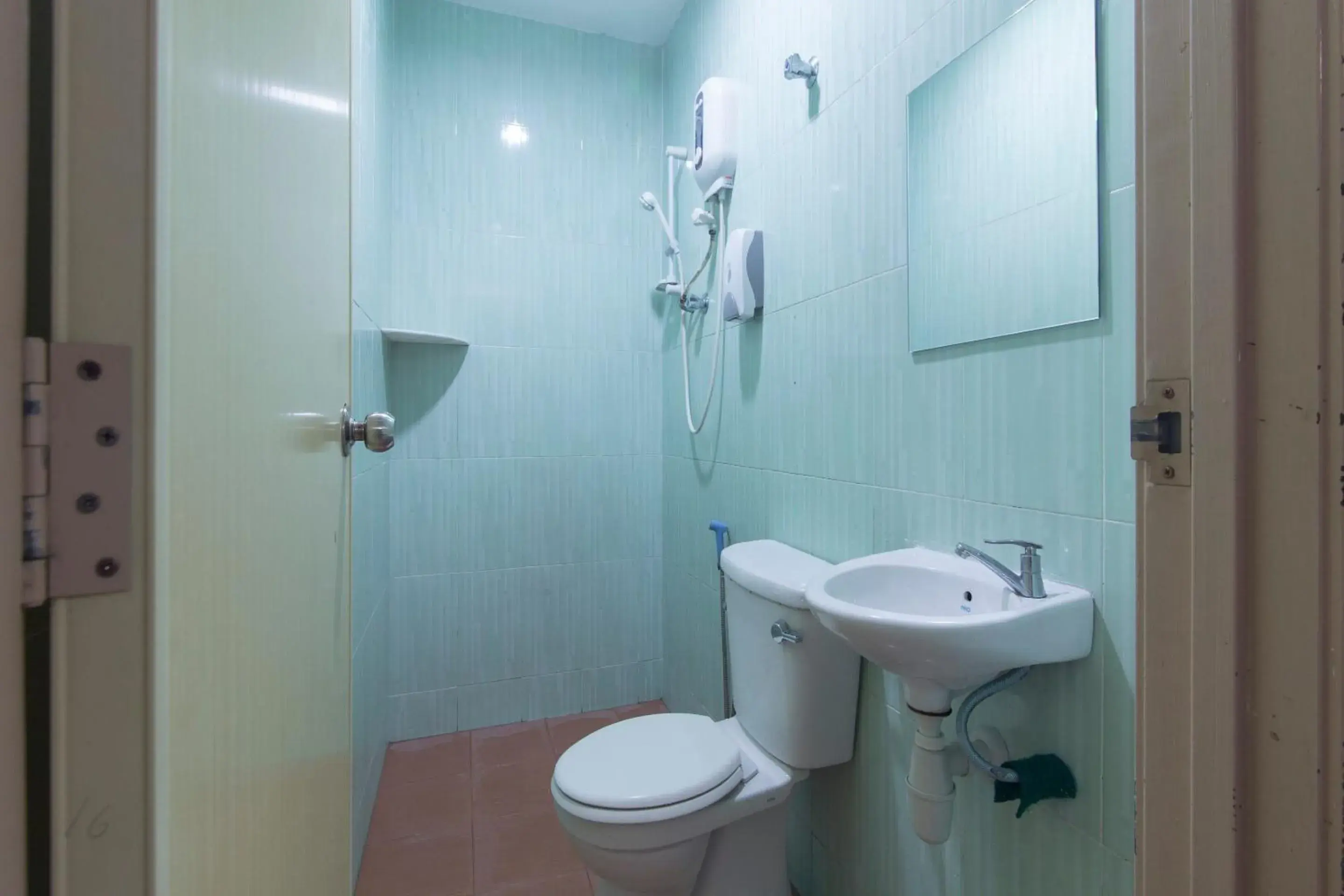 Bathroom in OYO 44072 Mines Cempaka Hotel