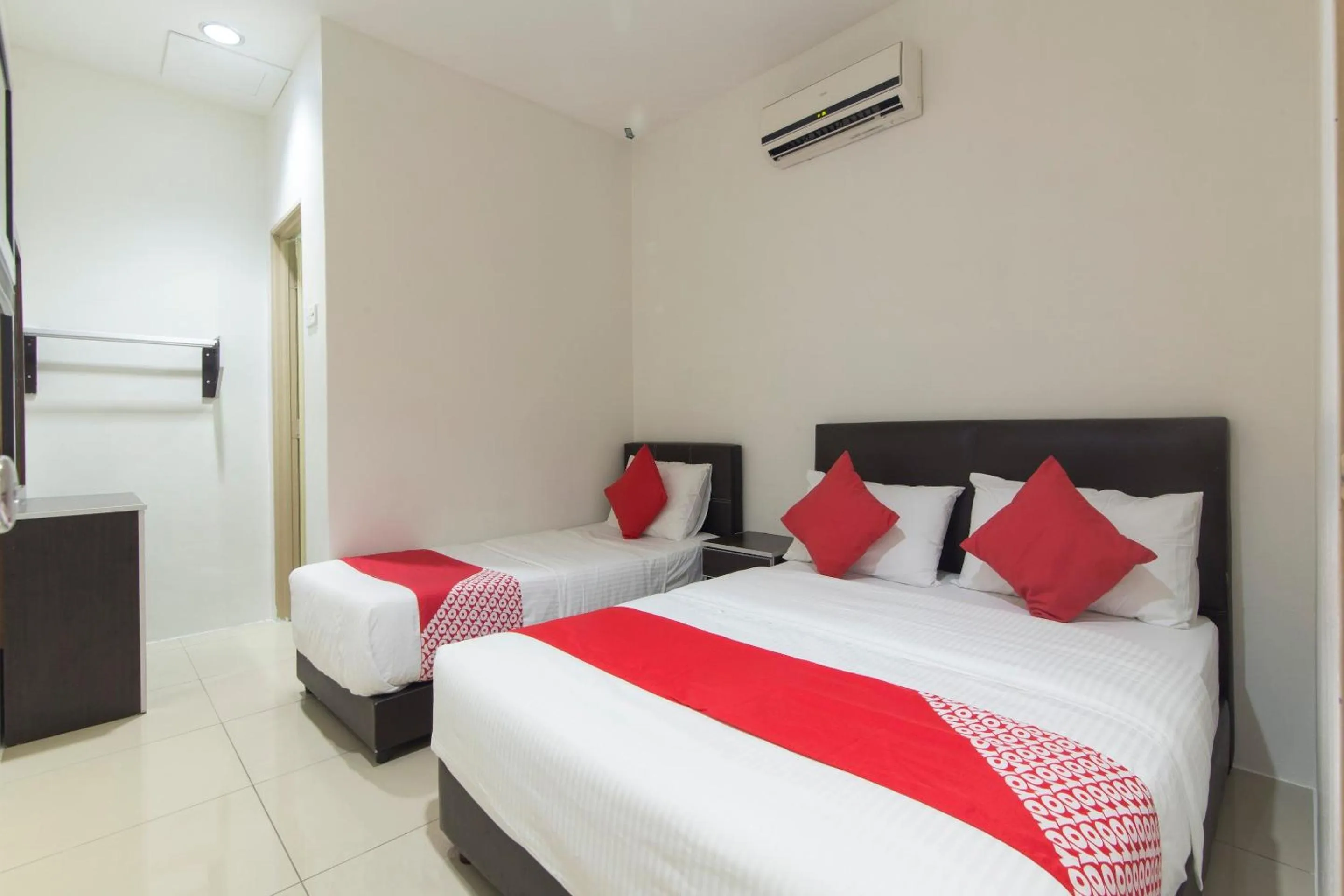 Bedroom in OYO 44072 Mines Cempaka Hotel