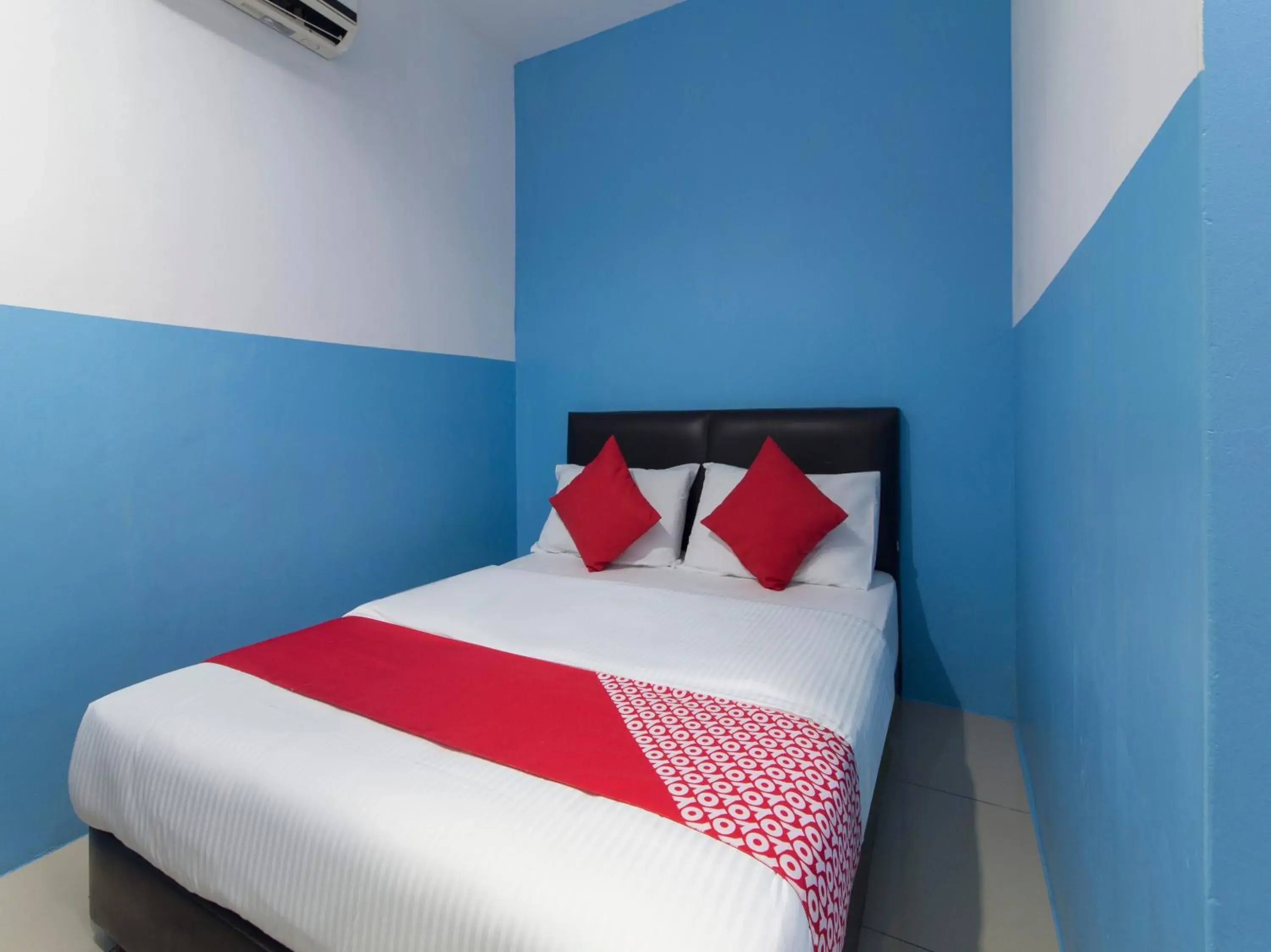 Bedroom, Bed in OYO 44072 Mines Cempaka Hotel