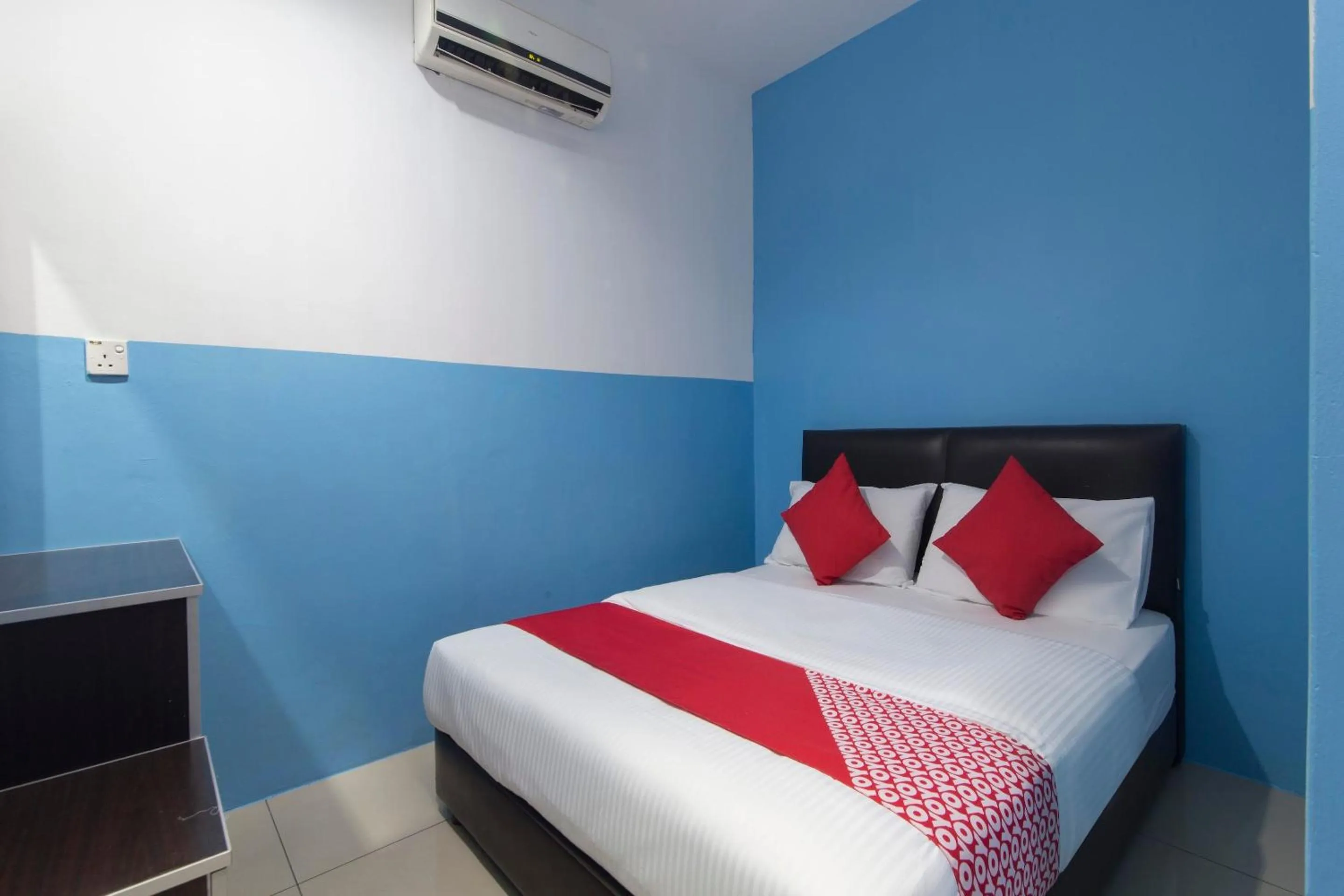 Bedroom in OYO 44072 Mines Cempaka Hotel