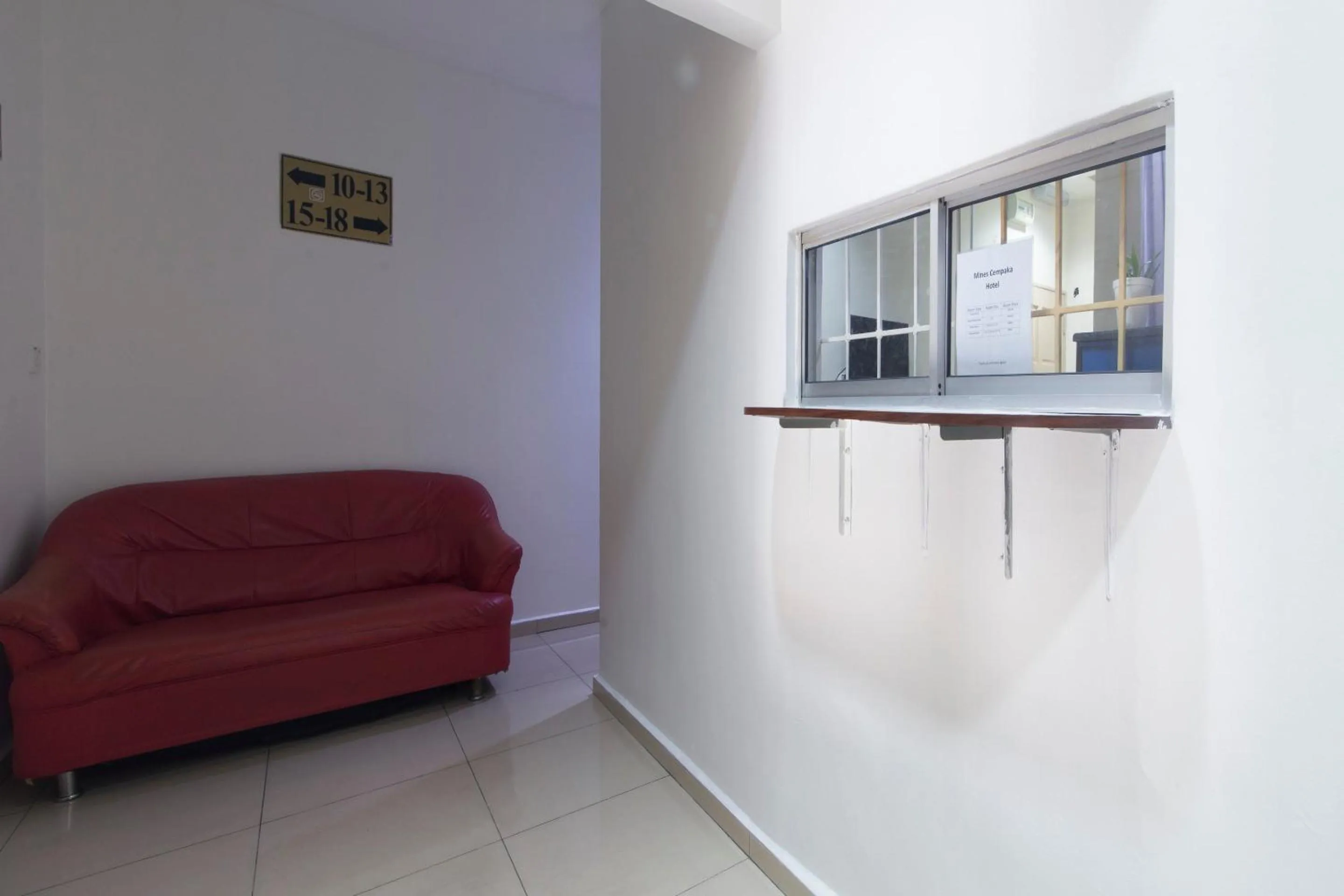 Lobby or reception in OYO 44072 Mines Cempaka Hotel