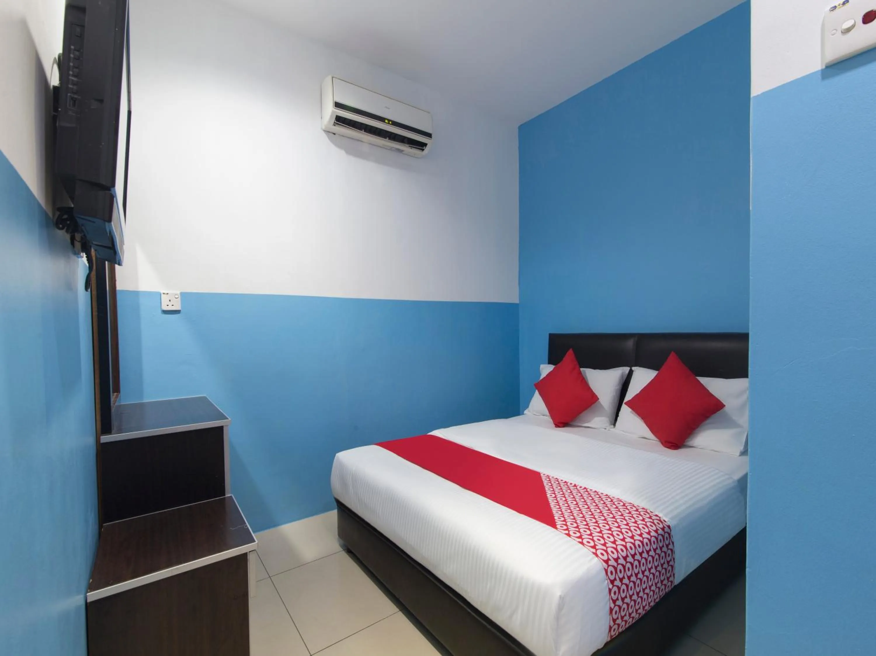 Bedroom in OYO 44072 Mines Cempaka Hotel