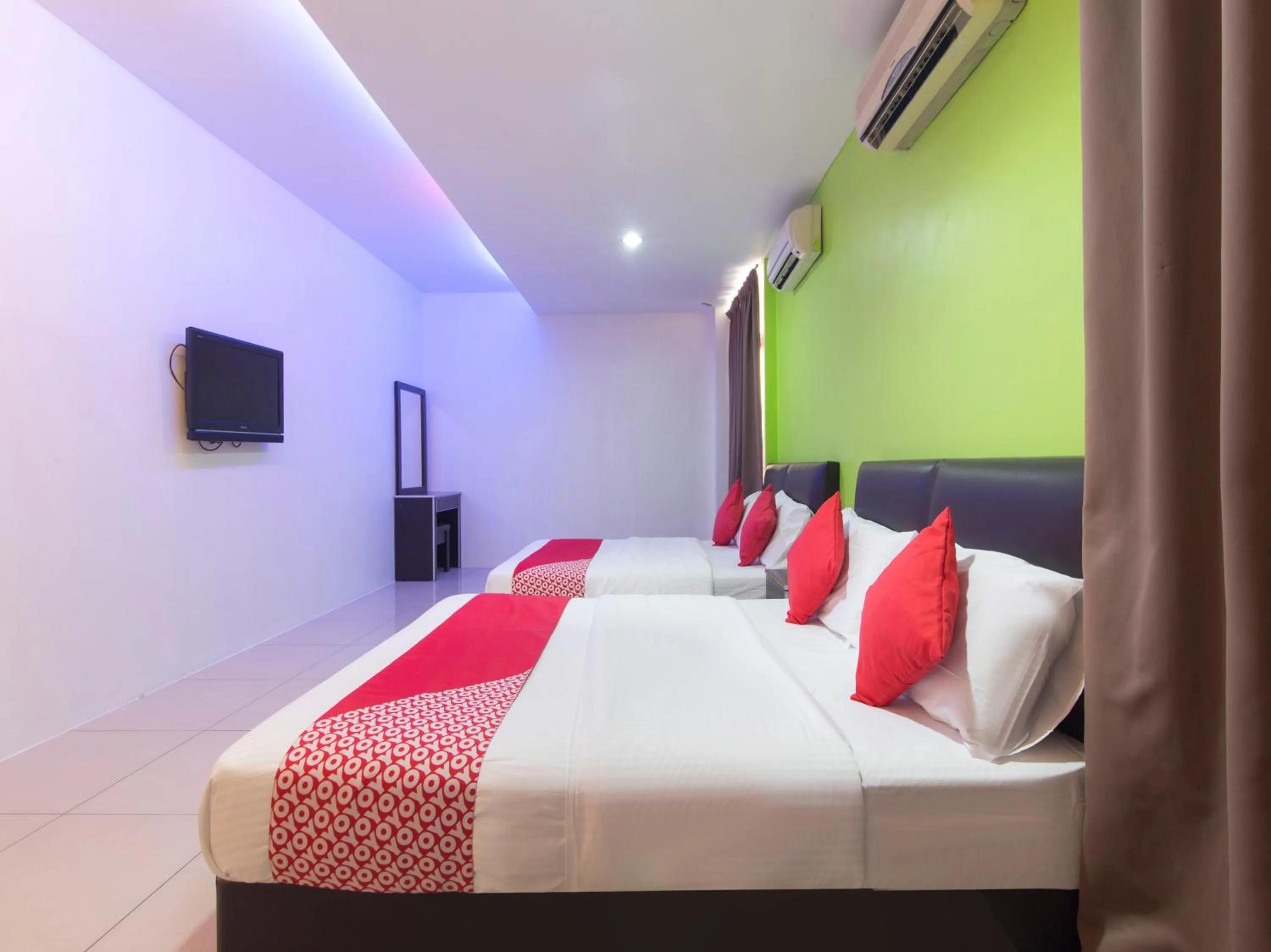 Bedroom in OYO 44072 Mines Cempaka Hotel