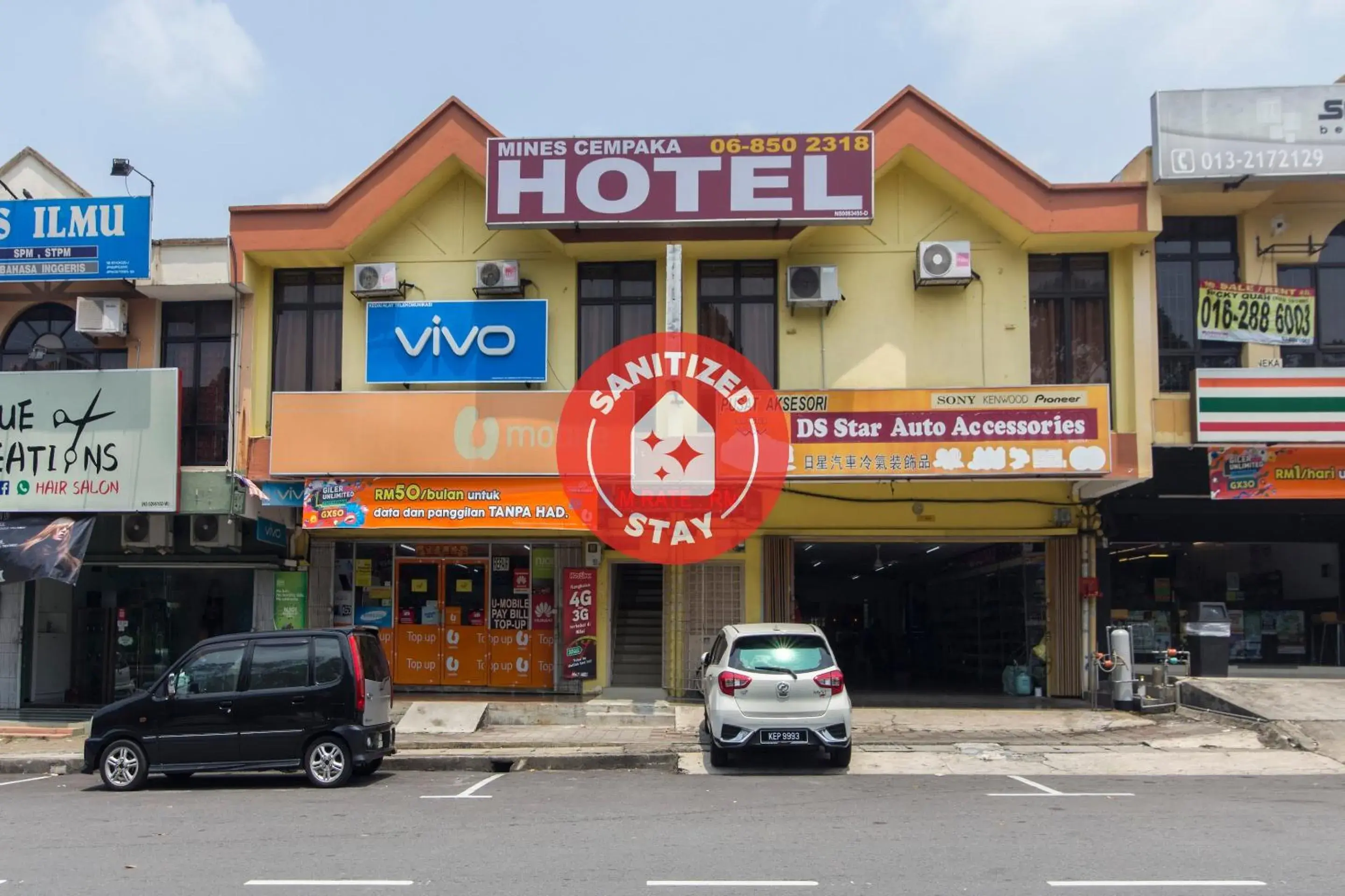 Facade/entrance, Property Building in OYO 44072 Mines Cempaka Hotel