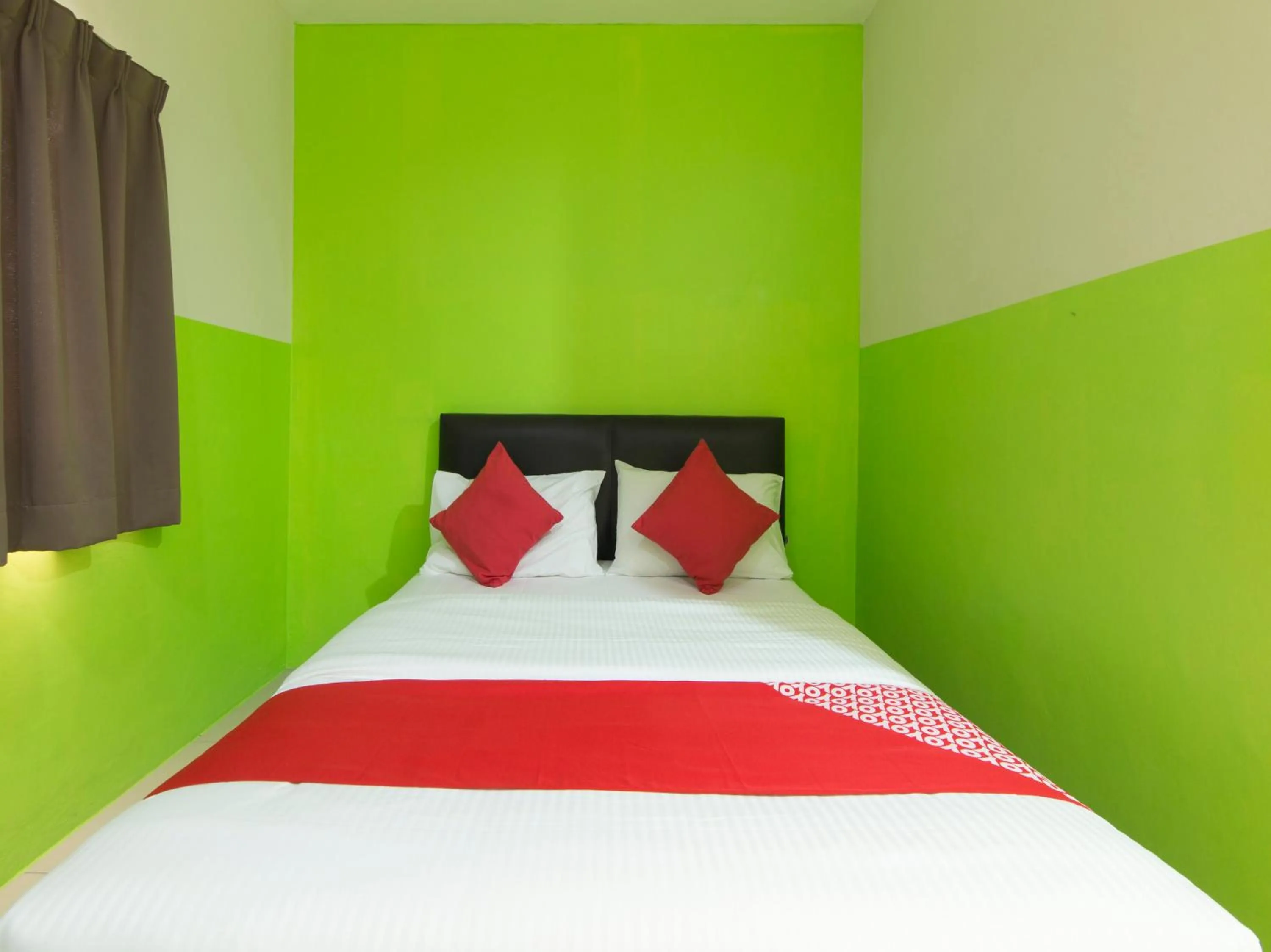 Bedroom in OYO 44072 Mines Cempaka Hotel