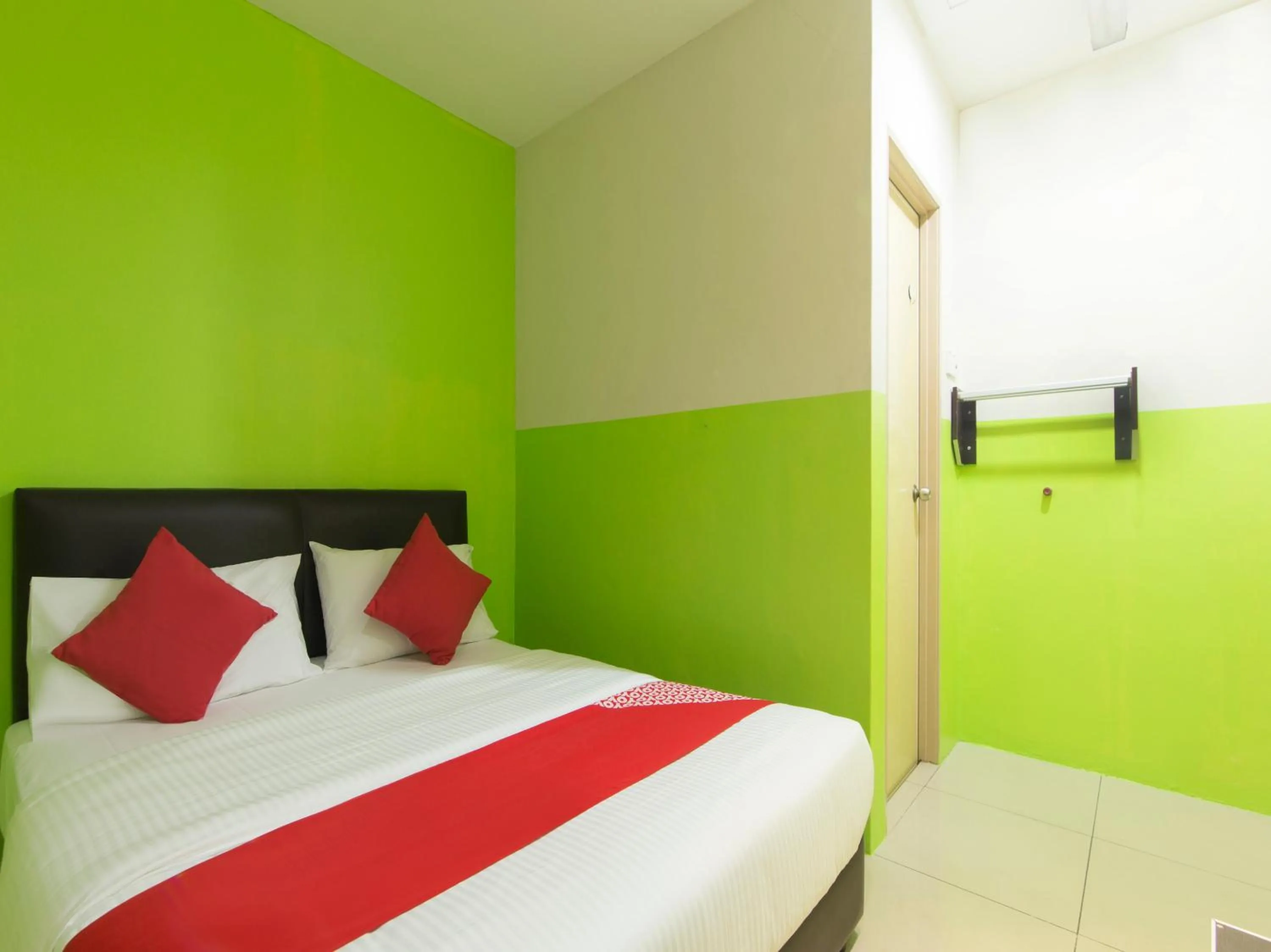 Bedroom in OYO 44072 Mines Cempaka Hotel