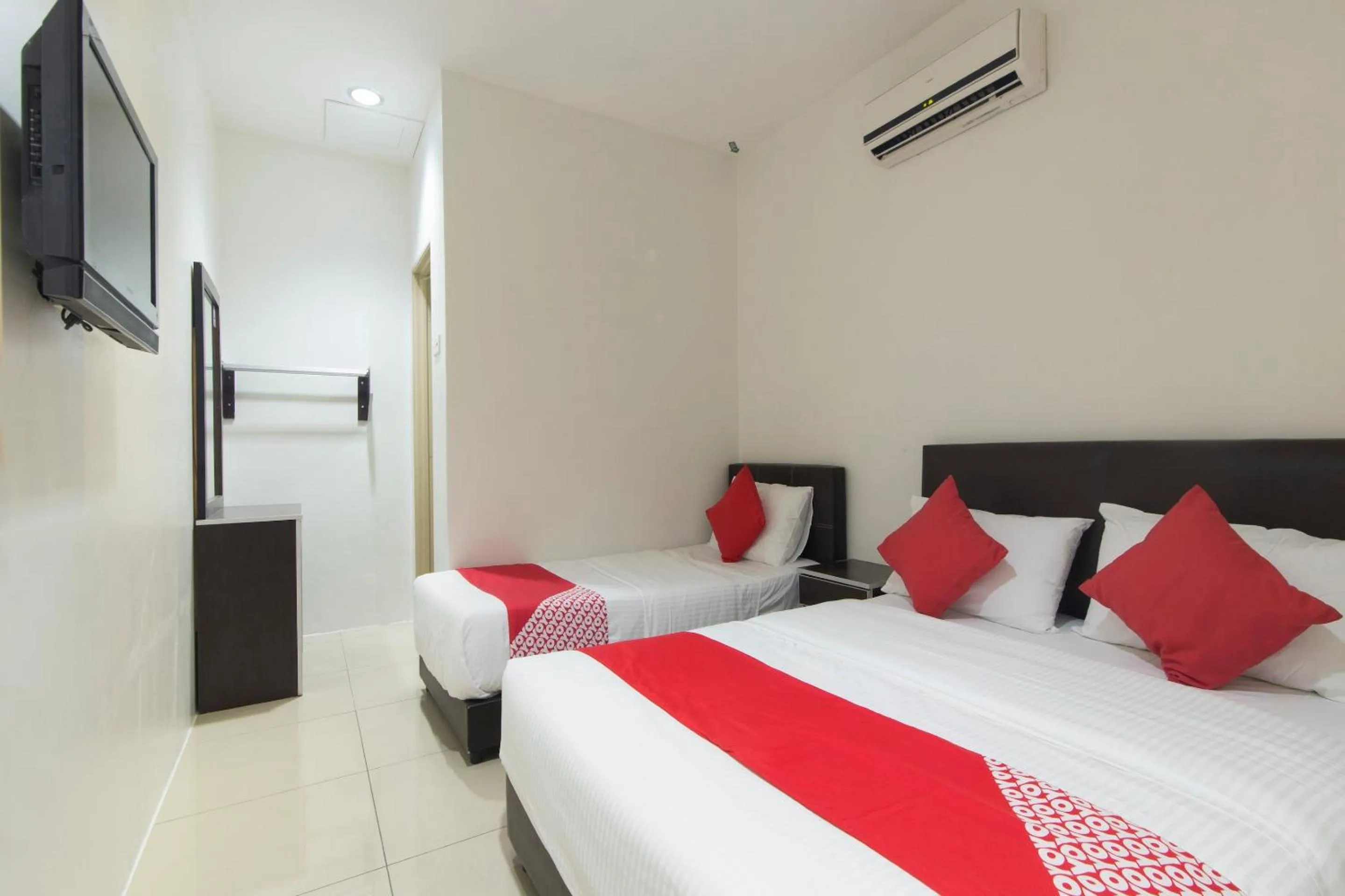 Bedroom in OYO 44072 Mines Cempaka Hotel