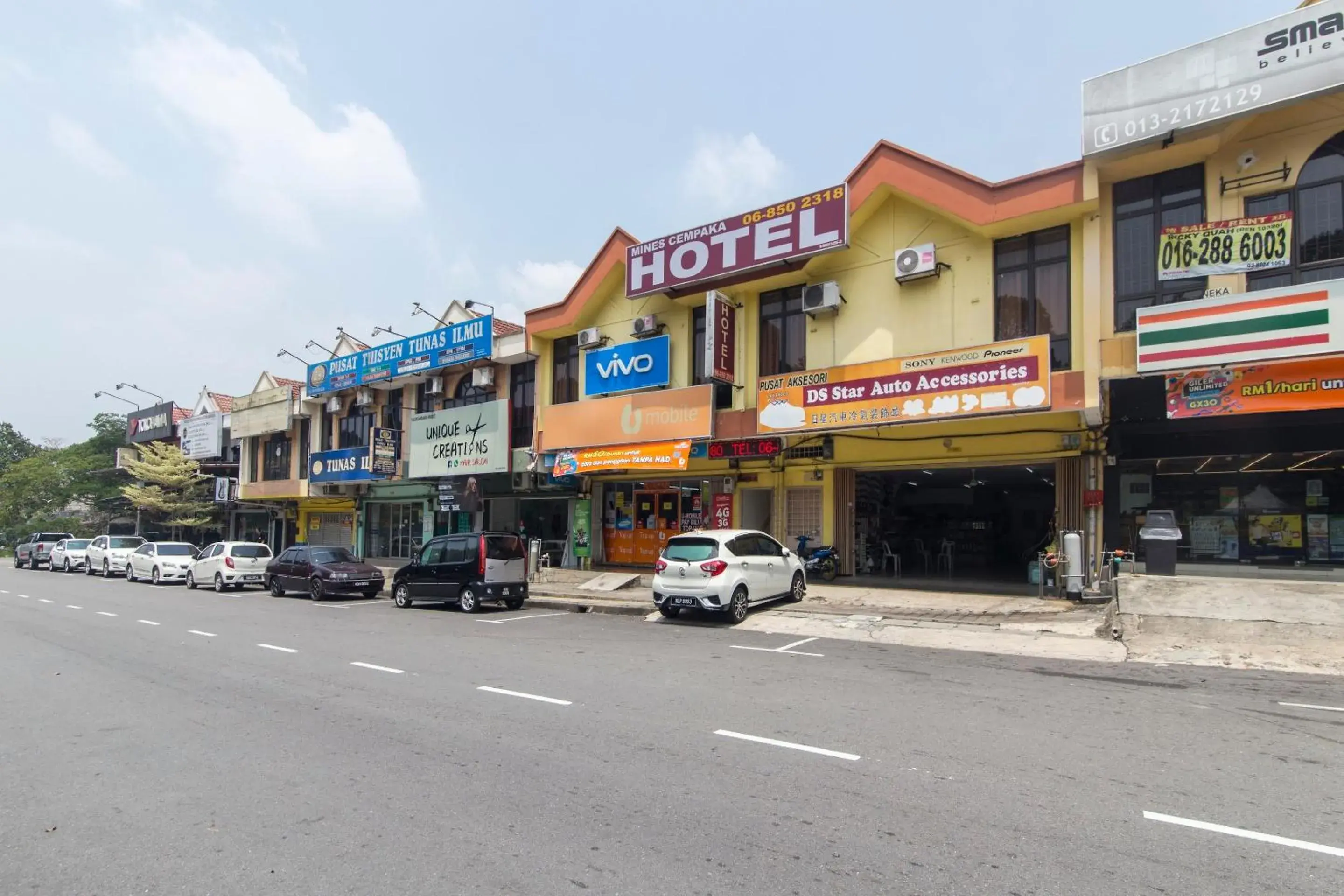 Facade/entrance, Property Building in OYO 44072 Mines Cempaka Hotel