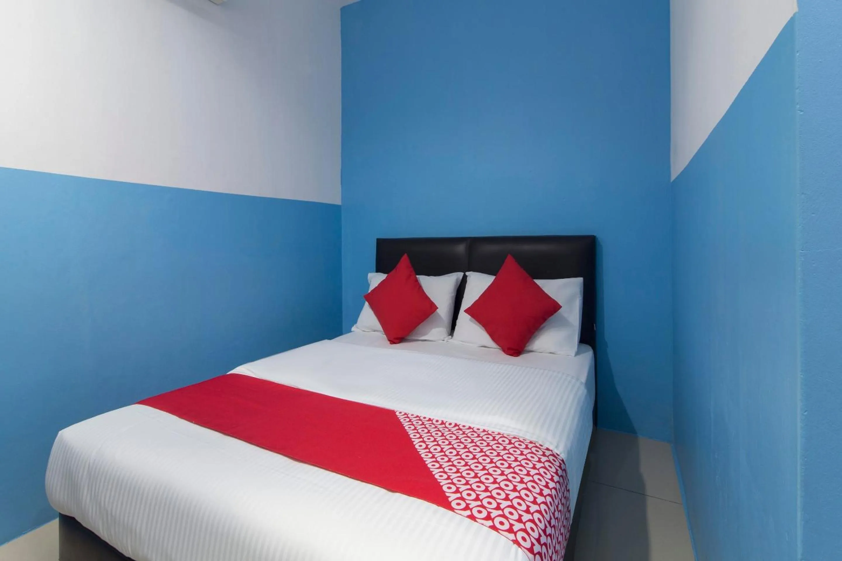 Bedroom in OYO 44072 Mines Cempaka Hotel