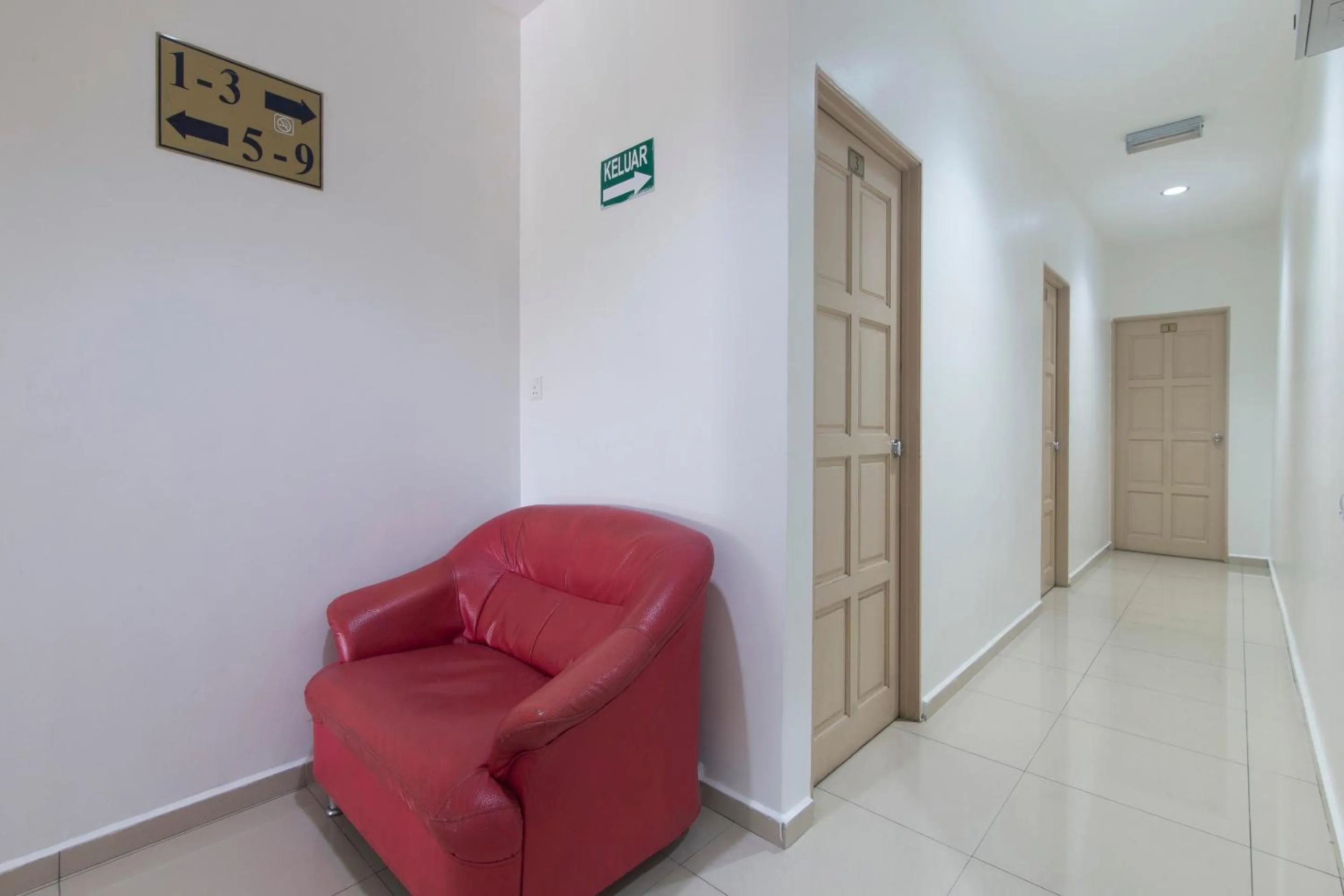 Lobby or reception in OYO 44072 Mines Cempaka Hotel