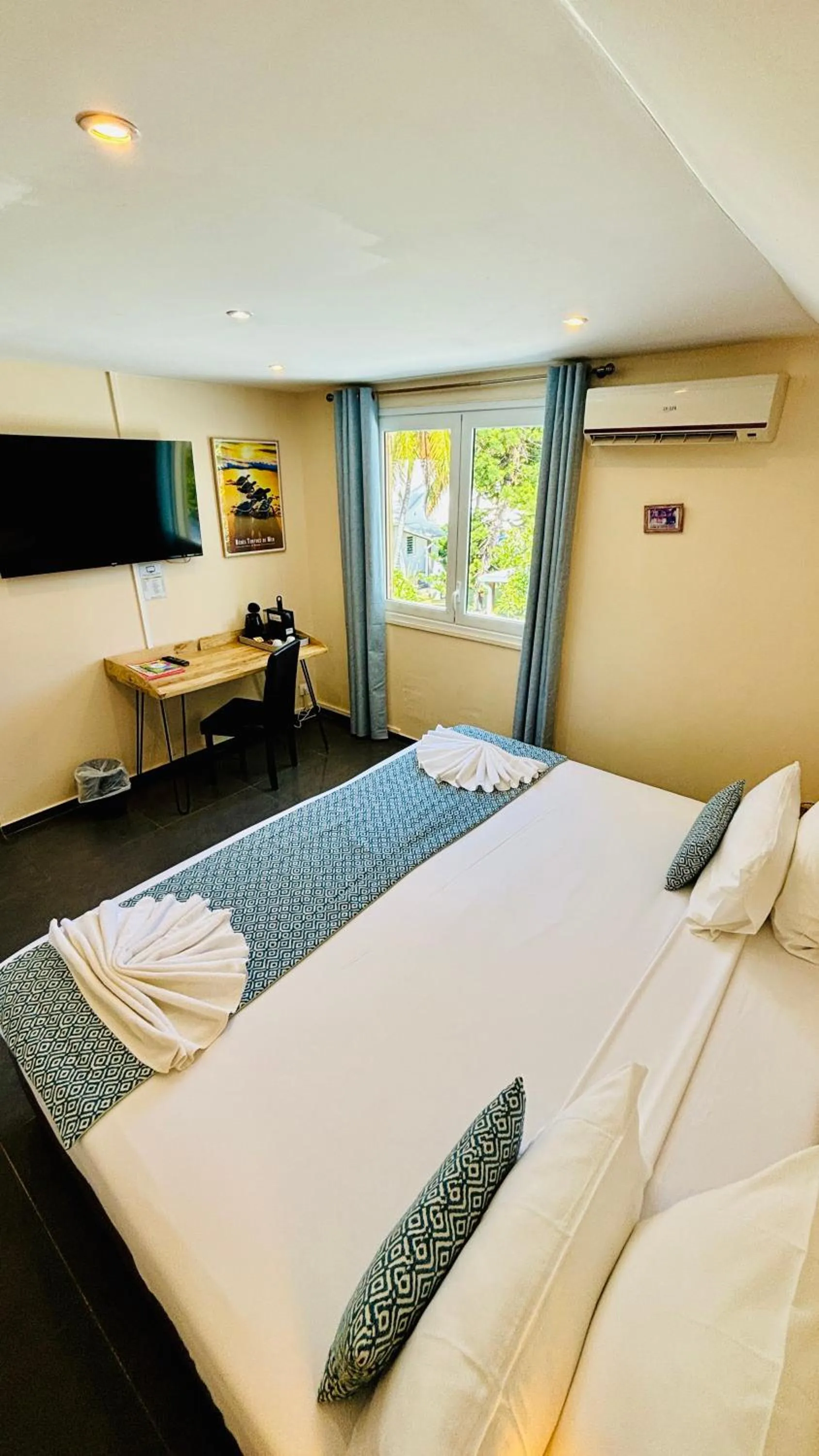 Photo of the whole room, Bed in Hôtel Coco Island