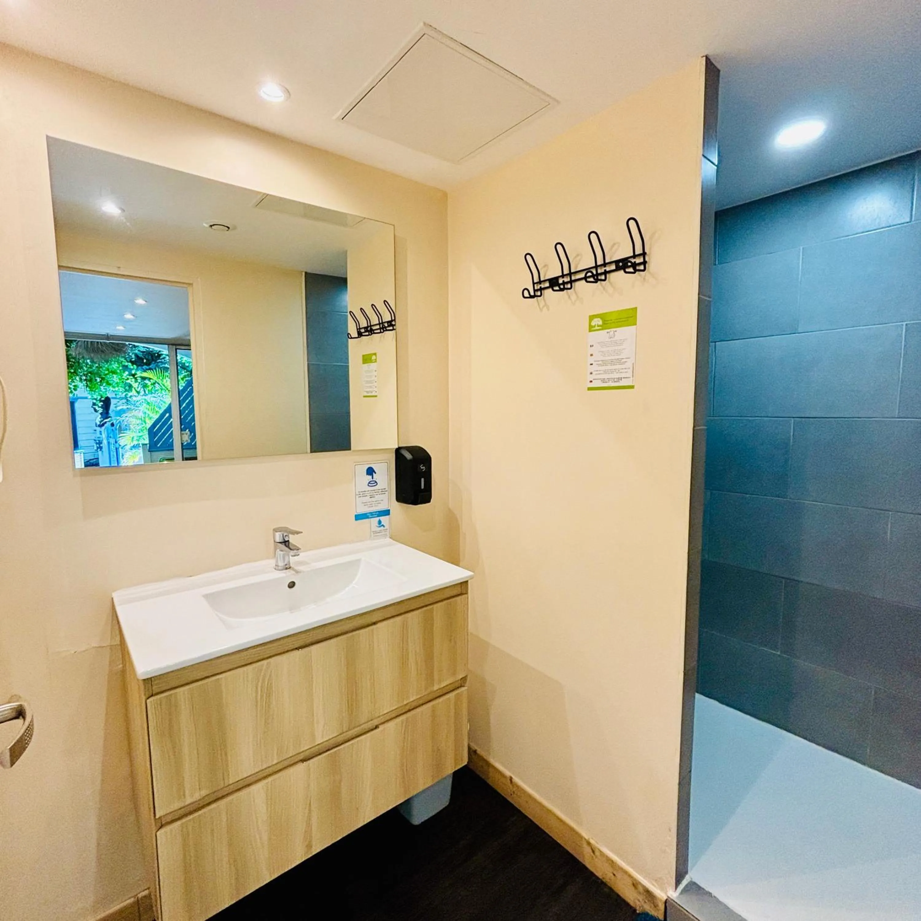 Shower in Hôtel Coco Island