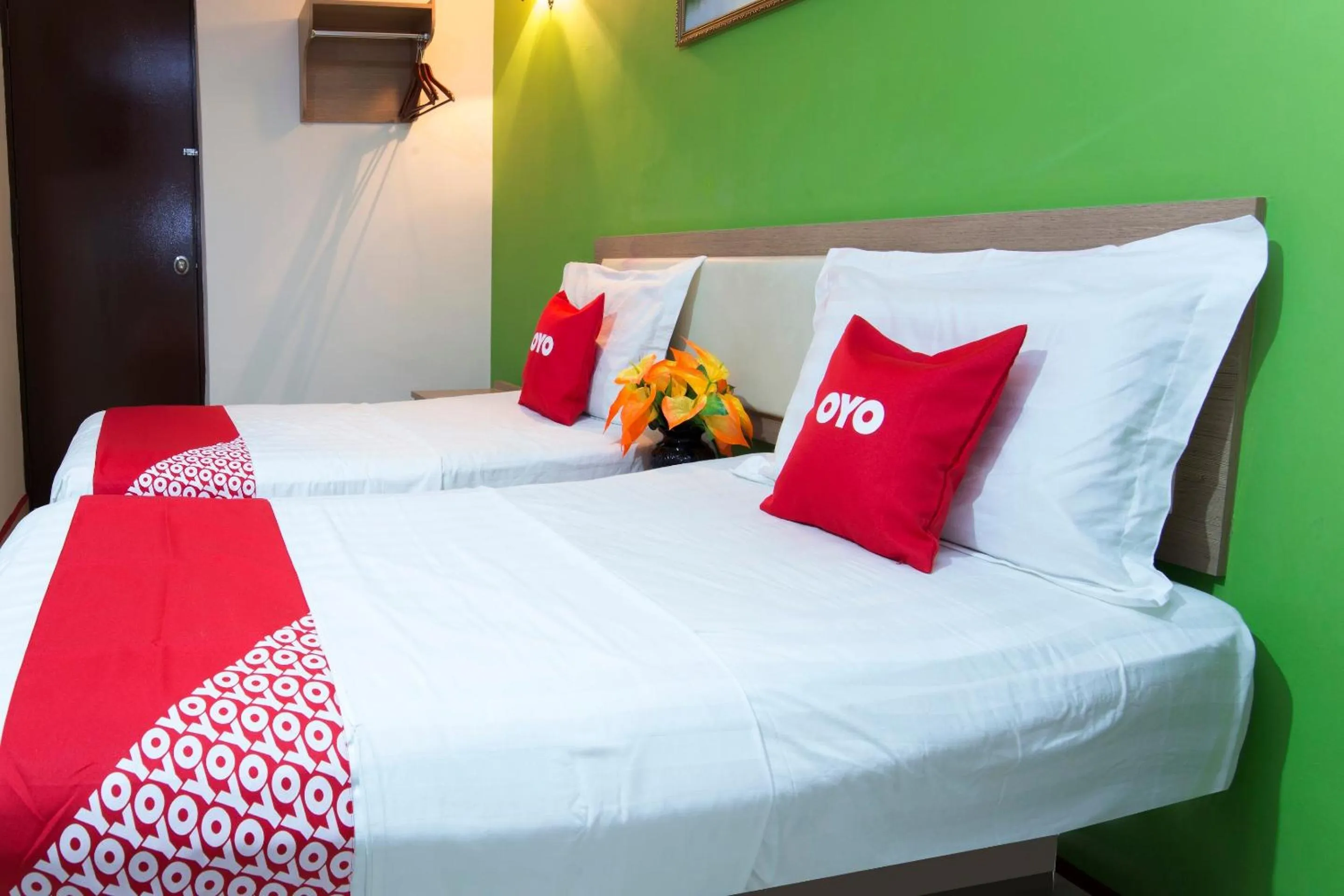 Bedroom, Bed in Valley View Hotel