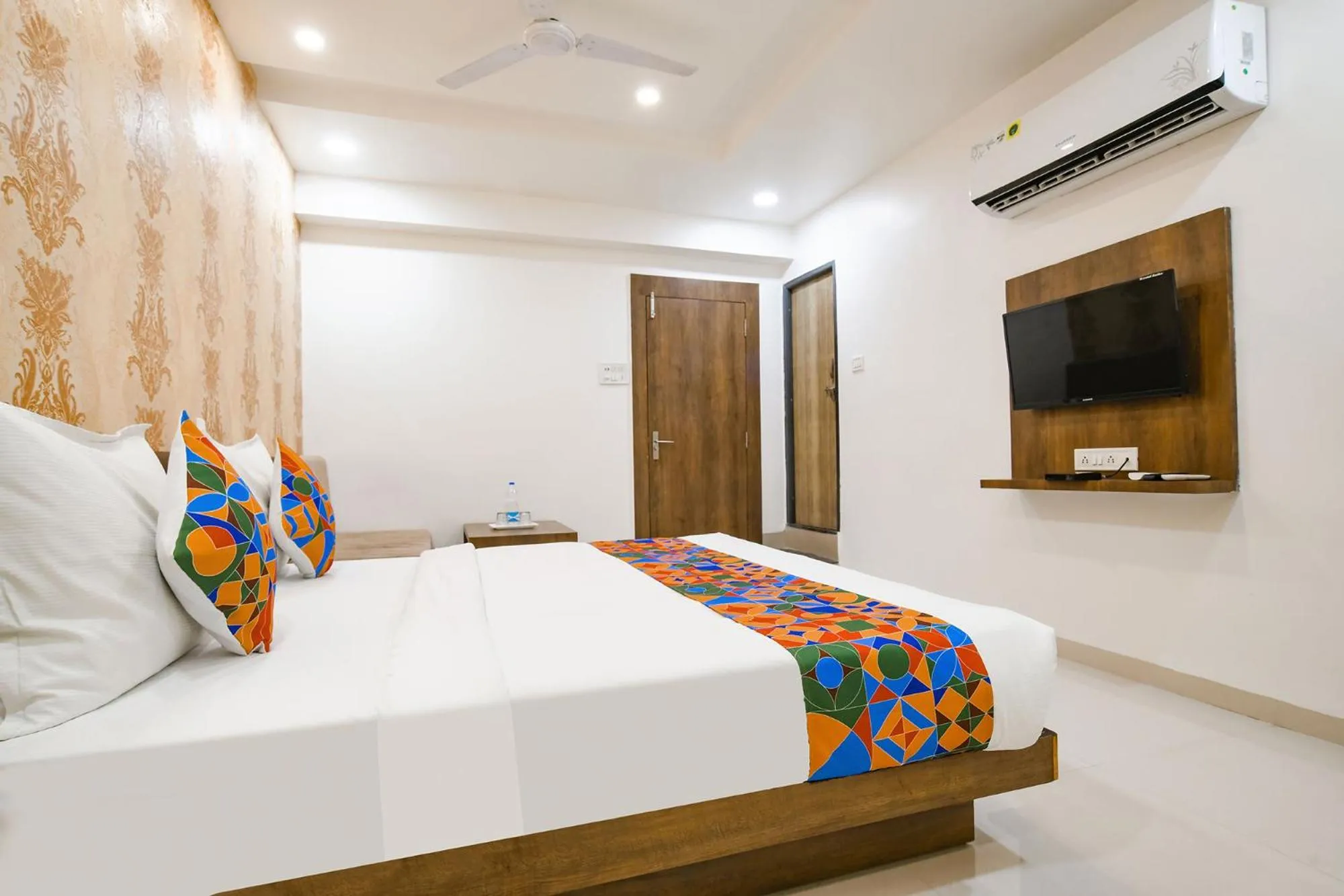 Communal lounge/ TV room, Bed in FabHotel Ten Eleven