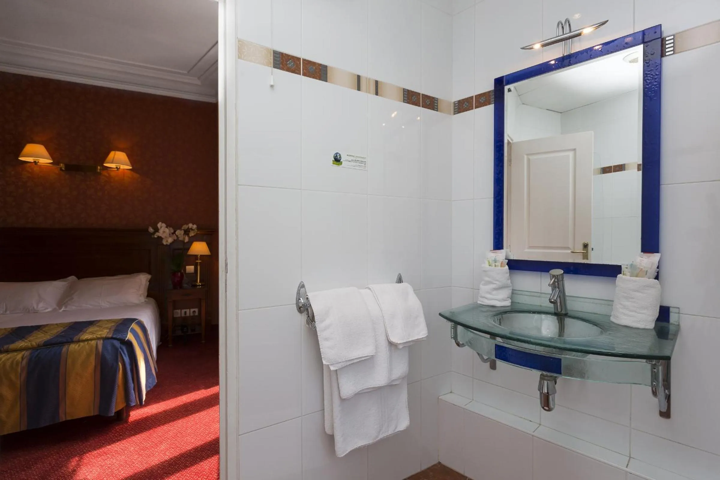 Bathroom, Bed in Hotel Viator - Gare de Lyon